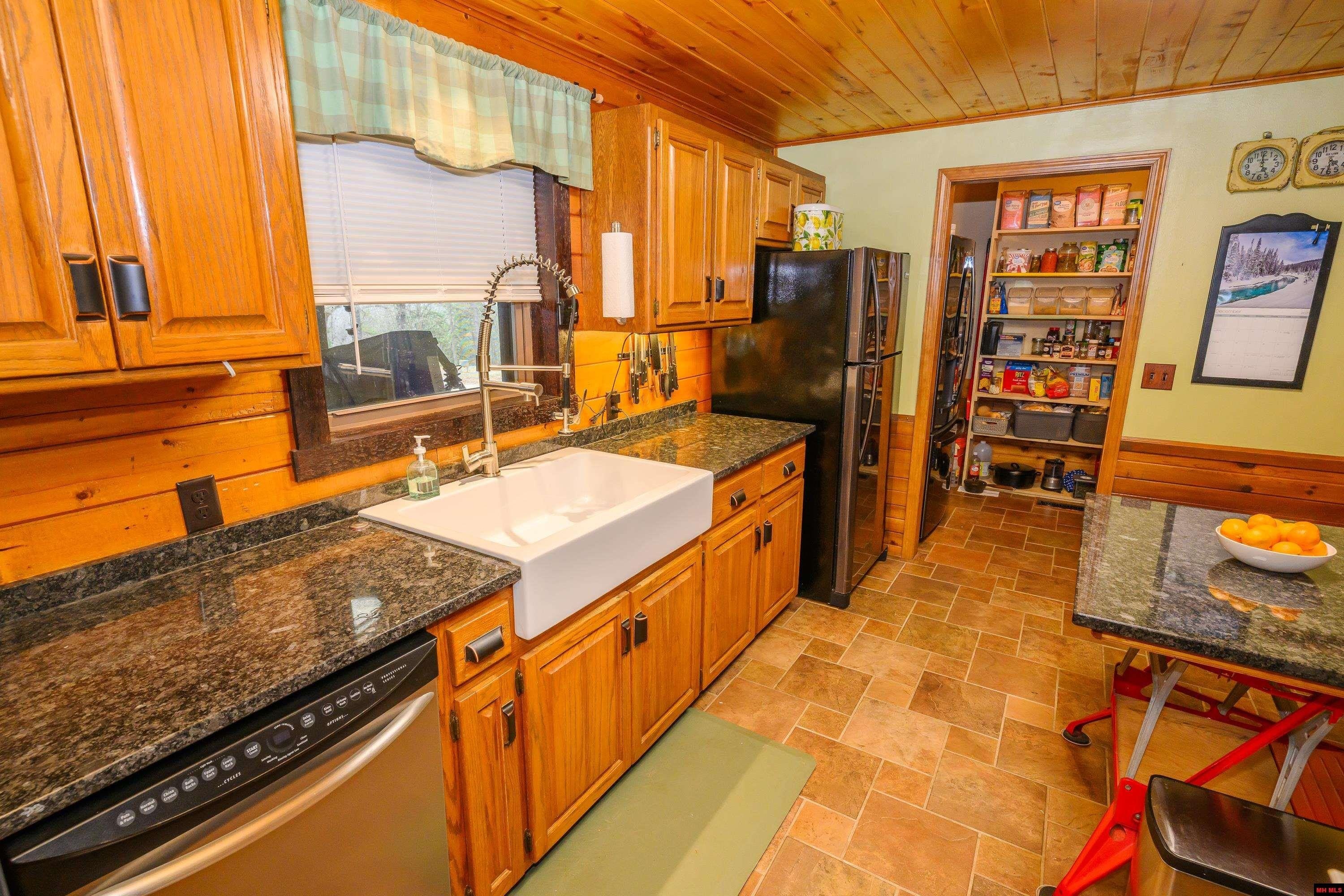 Mountain Home, Arkansas, 72653, United States, 2 Bedrooms Bedrooms, ,3 BathroomsBathrooms,Residential,For Sale,2009104