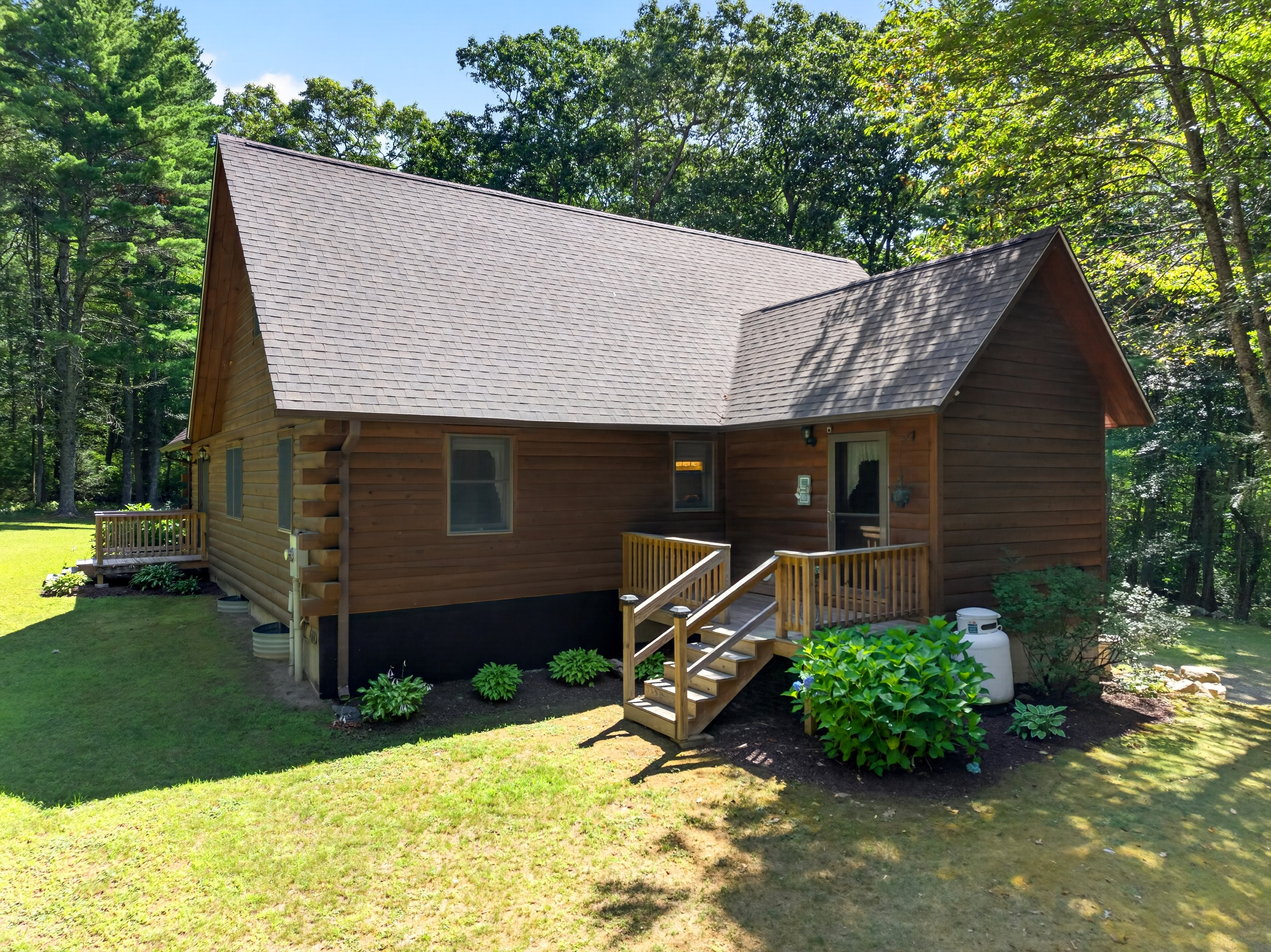  Tucked within four private, tranquil acres, this charming rustic log home offers - 物件實景