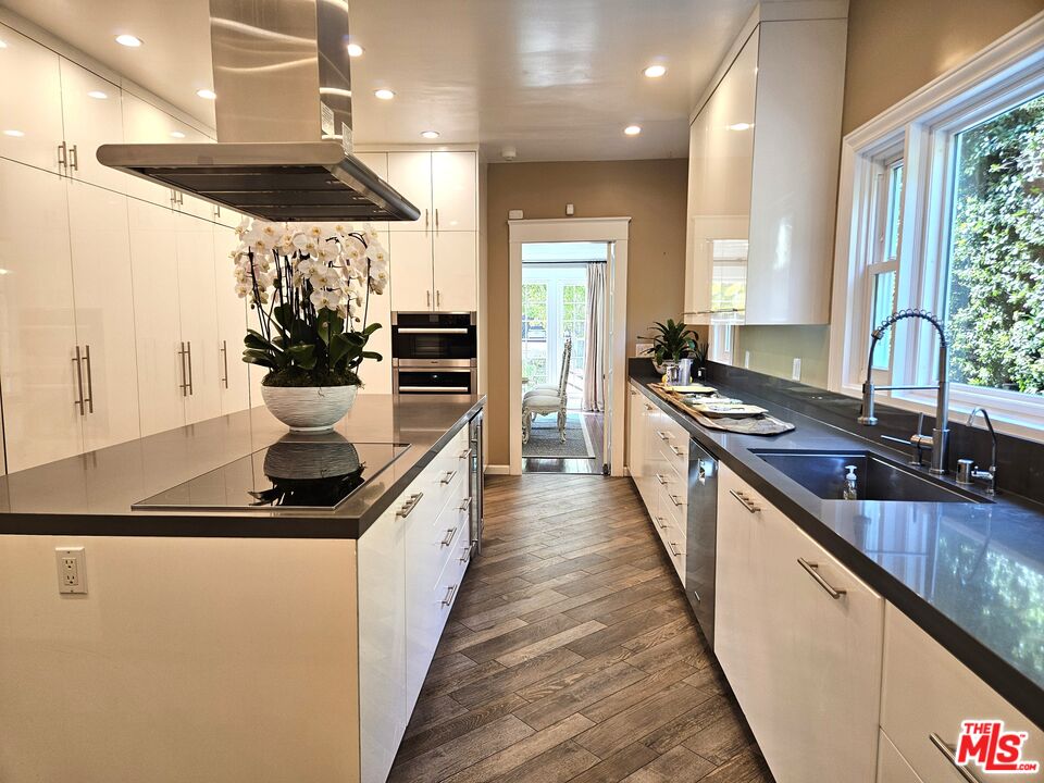 Los Angeles, California, 90005, United States, 5 Bedrooms Bedrooms, ,6 BathroomsBathrooms,Residential,For Sale,1907226