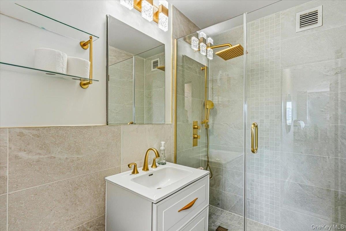 Bayside, New York, 11360, United States, 2 Bedrooms Bedrooms, ,2 BathroomsBathrooms,Residential,For Sale,2049327