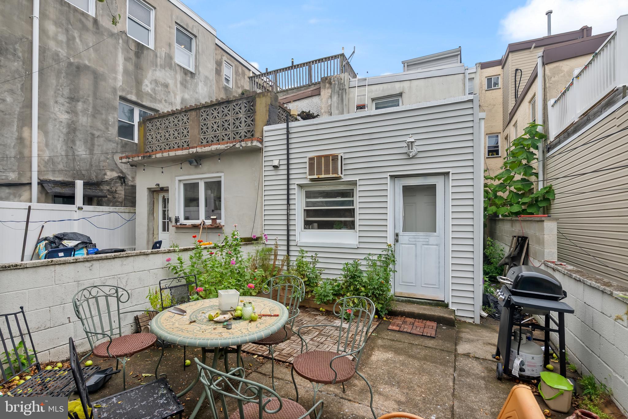 PHILADELPHIA, Pennsylvania, 19147, United States, 4 Bedrooms Bedrooms, ,2 BathroomsBathrooms,Residential,For Sale,1979341