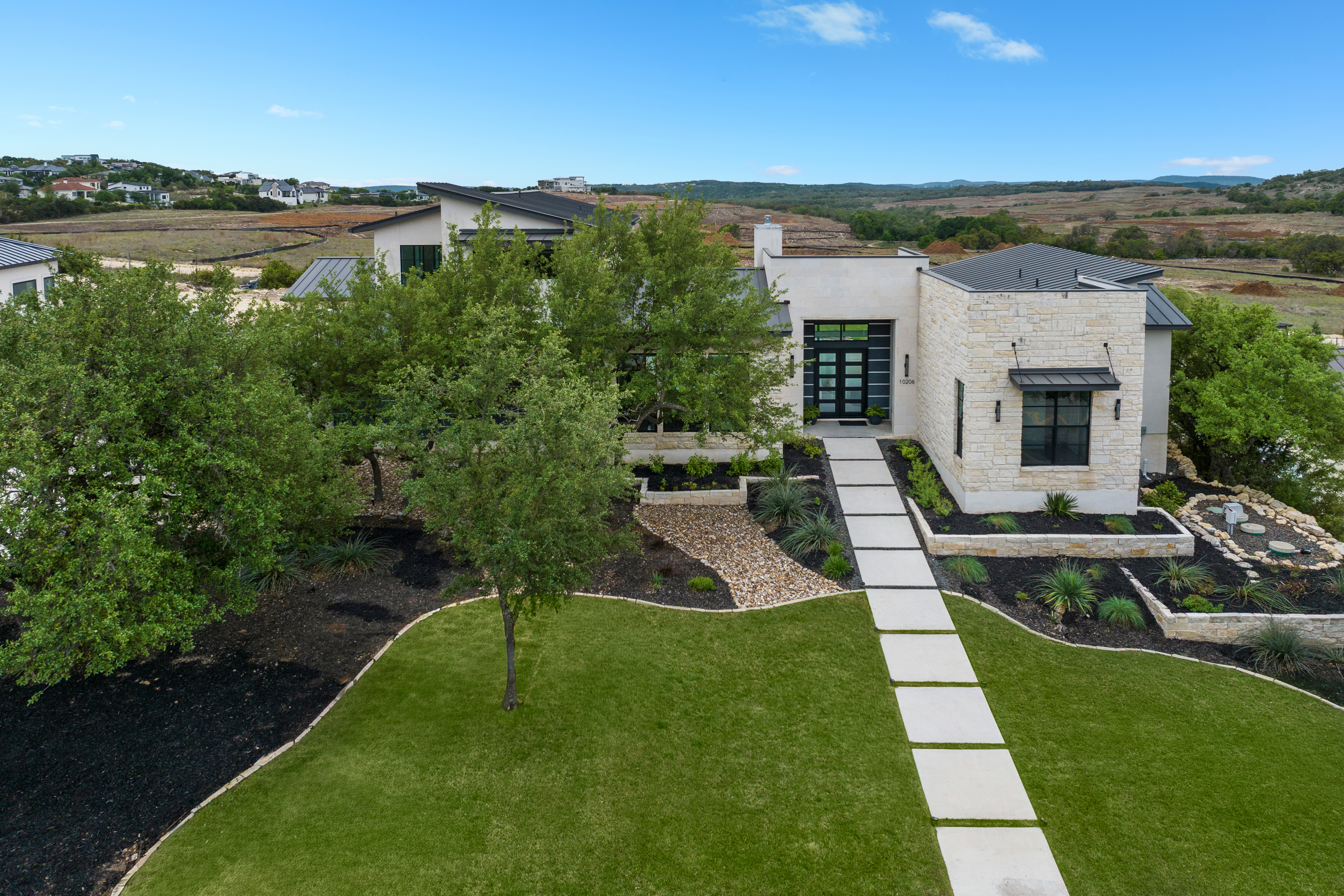  Custom Contemporary with Designer Finishes - 物件實景