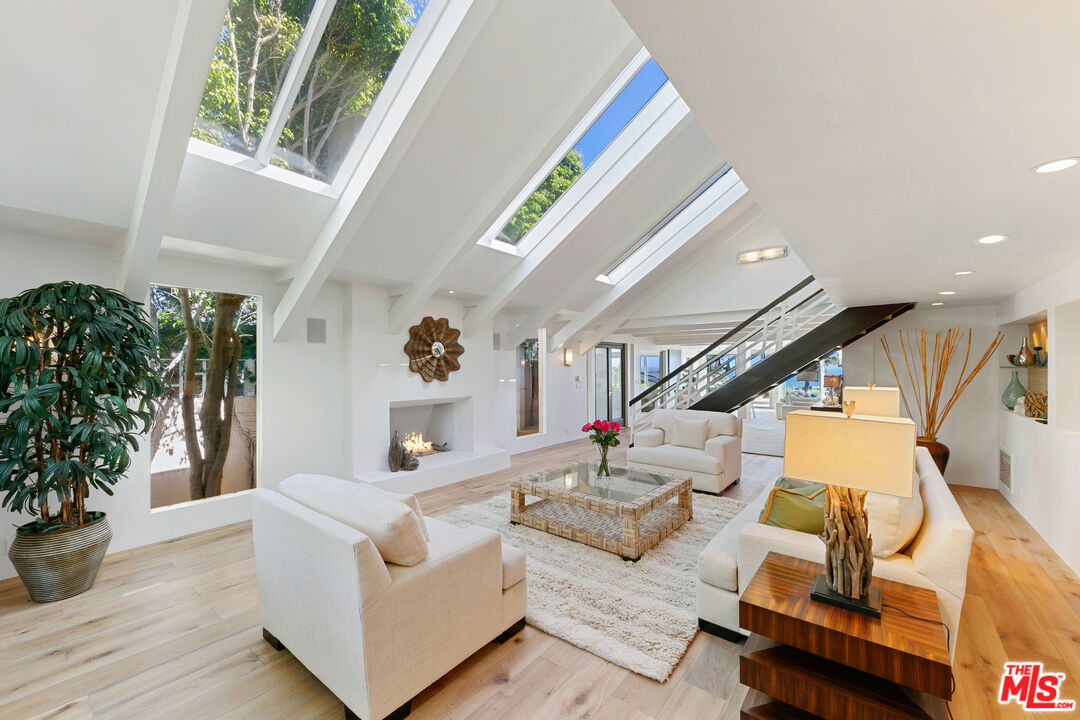 Malibu, California, 90265, United States, 3 Bedrooms Bedrooms, ,4 BathroomsBathrooms,Residential,For Sale,1807694