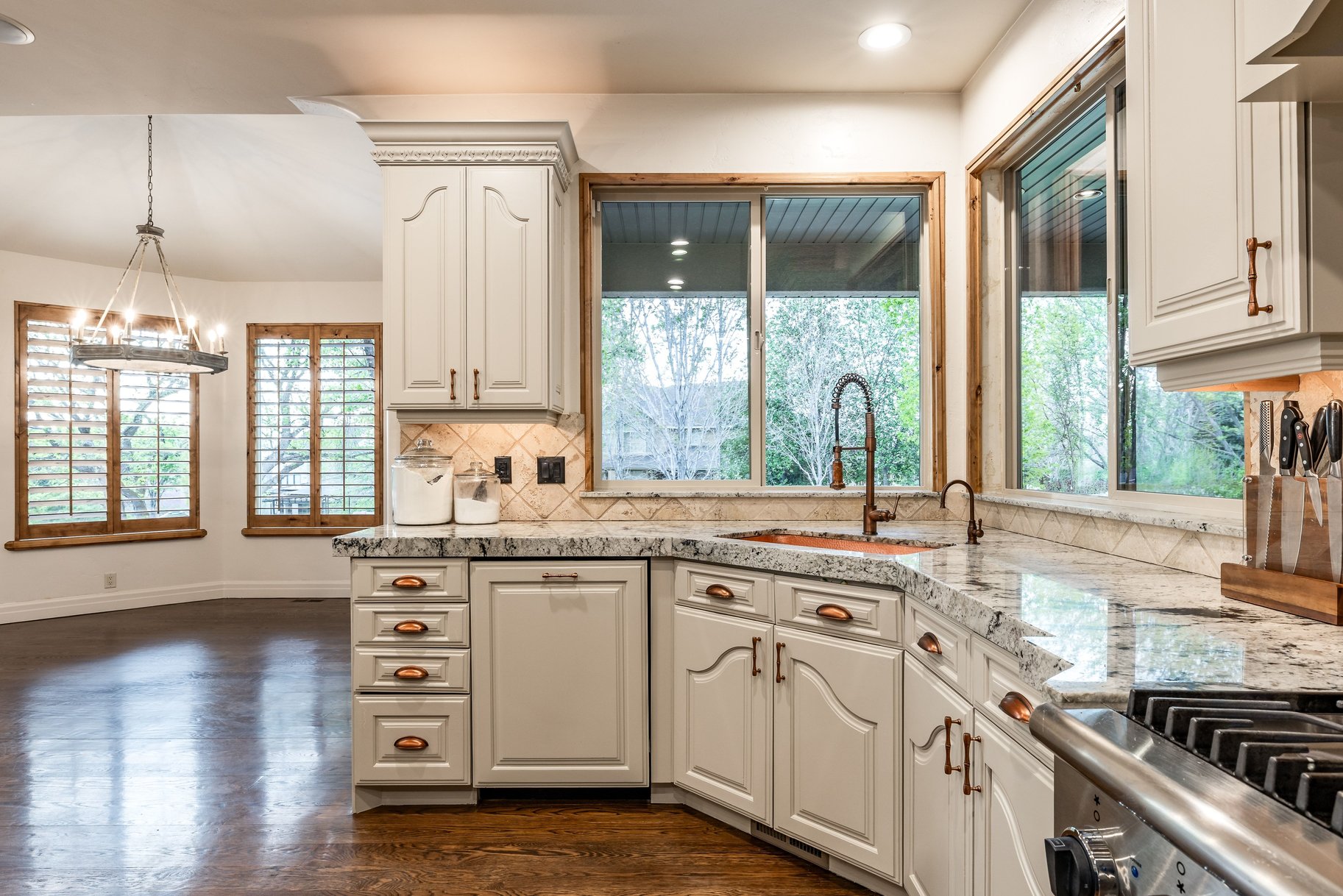  Custom 2-Story Parade Home with Dolphin Bolderscape Grotto Pool & 6 Car Garage - 物件實景