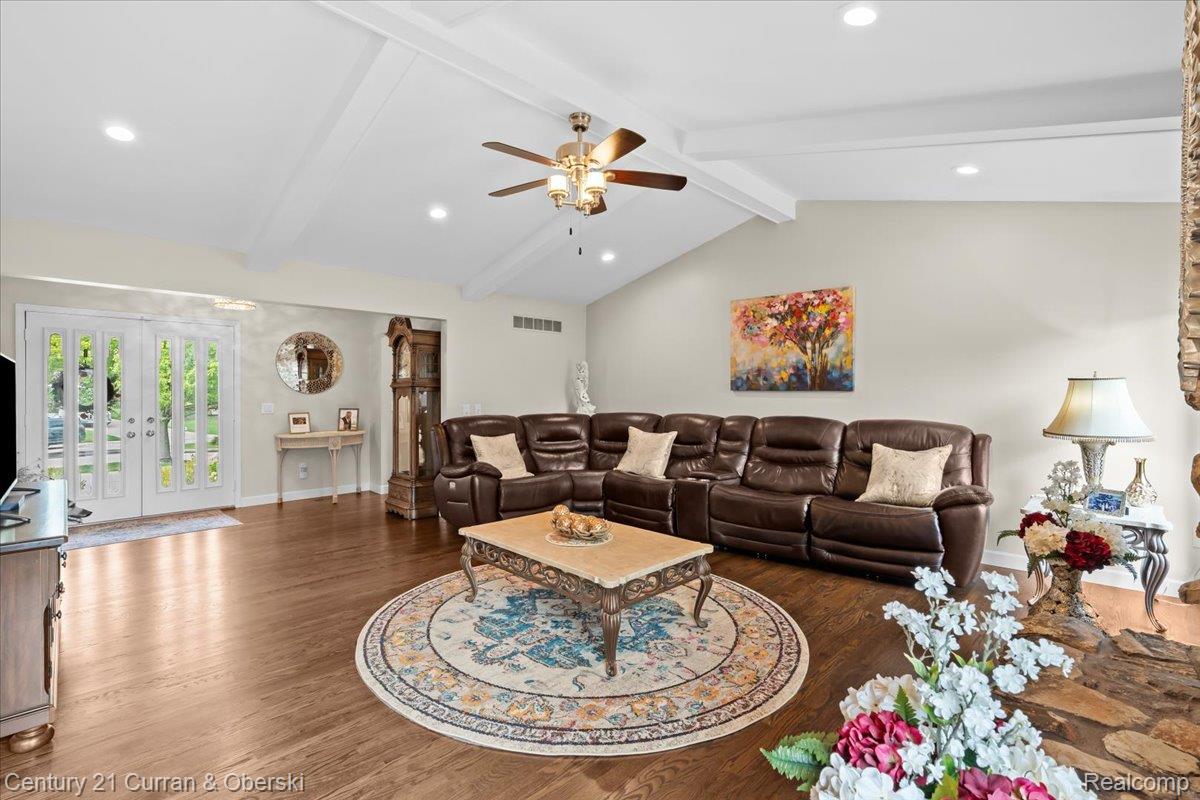 Northville, Michigan, 48168, United States, 3 Bedrooms Bedrooms, ,4 BathroomsBathrooms,Residential,For Sale,1921714