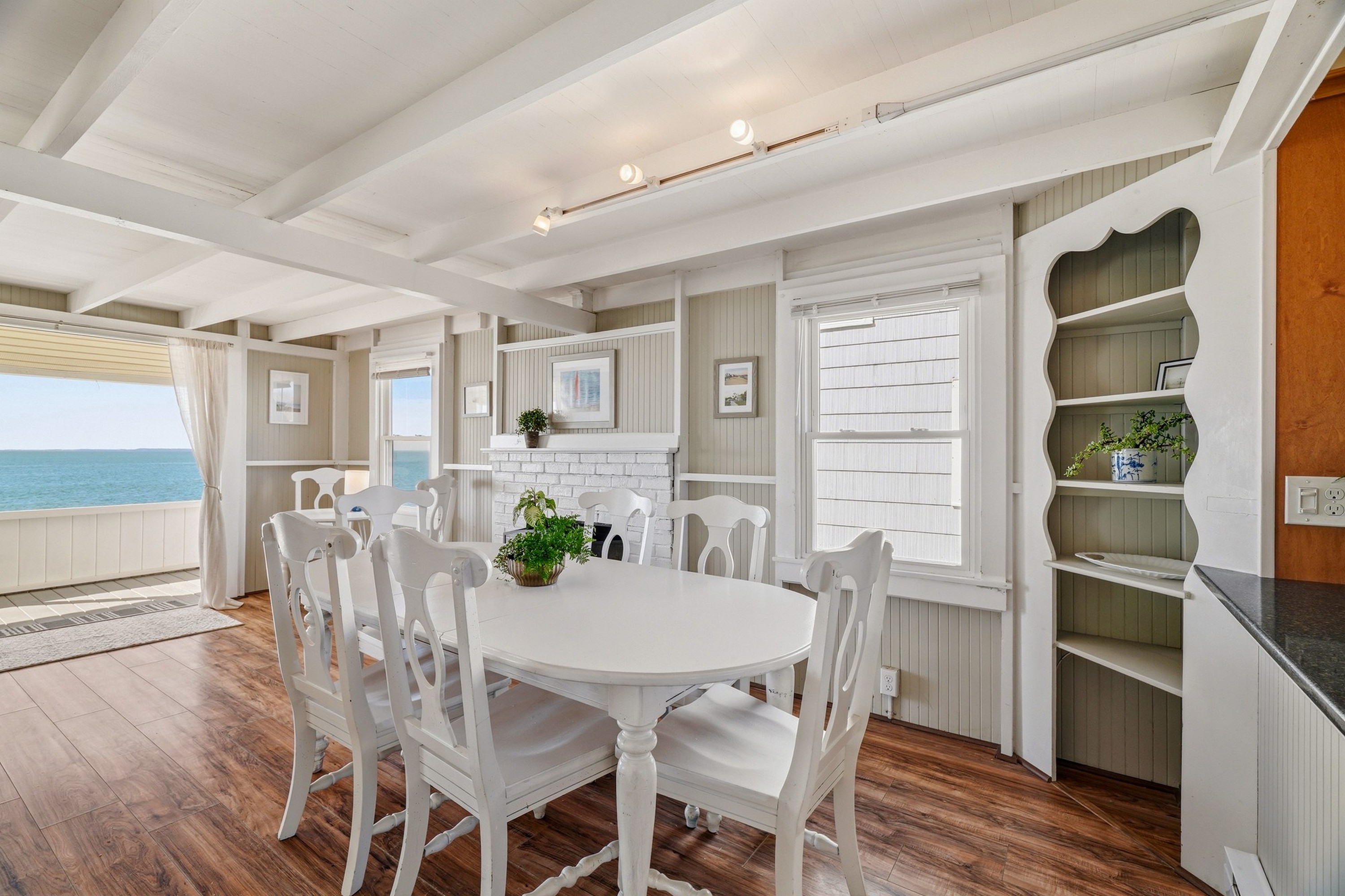  Charming Direct Waterfront Beach Cottage at Hawk