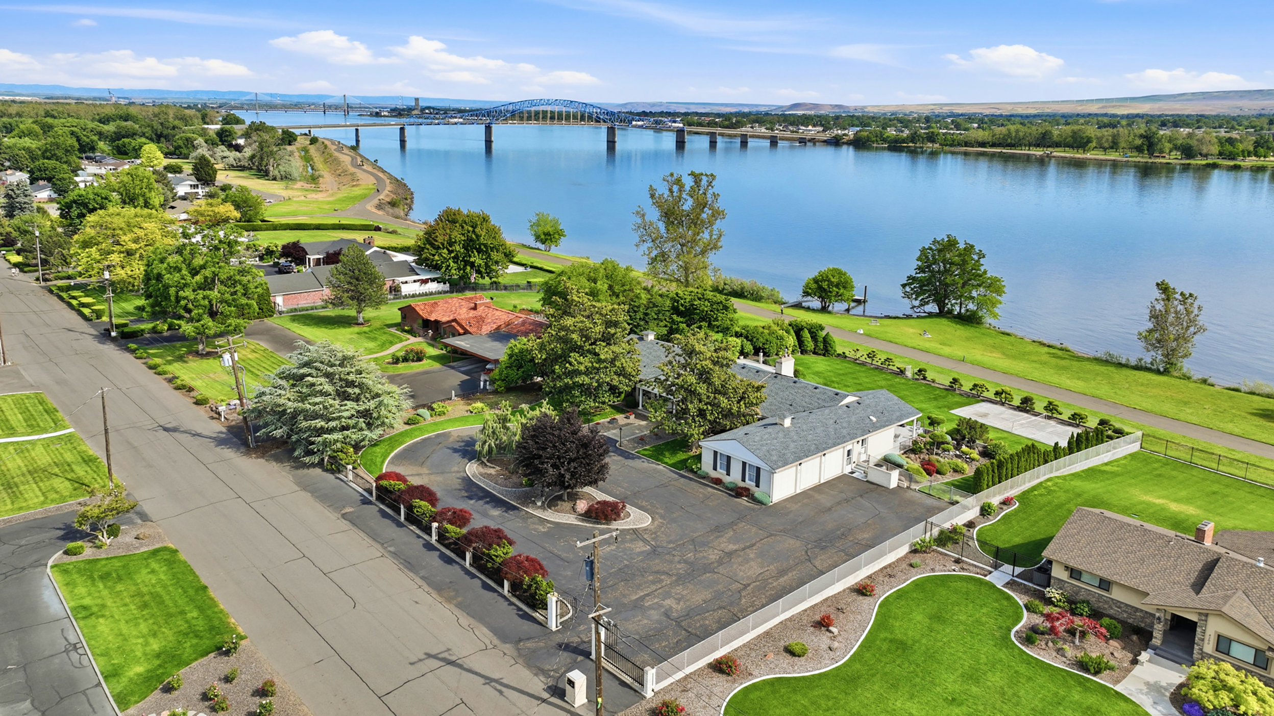 Prime Columbia River Frontage, Pool, large lot - 物件實景