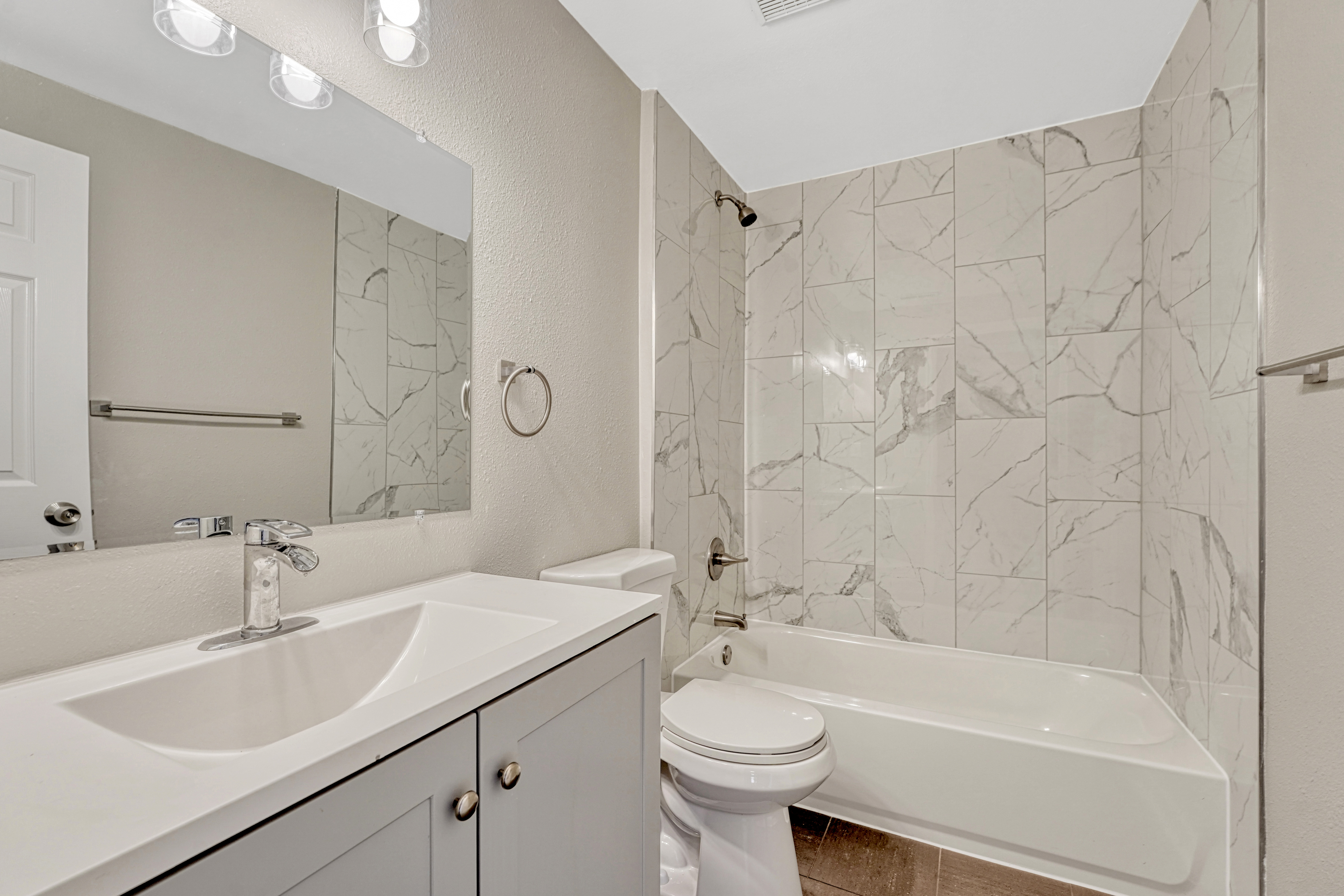  Welcome to This Beautifully Updated Home in Calvert Heights - 物件實景