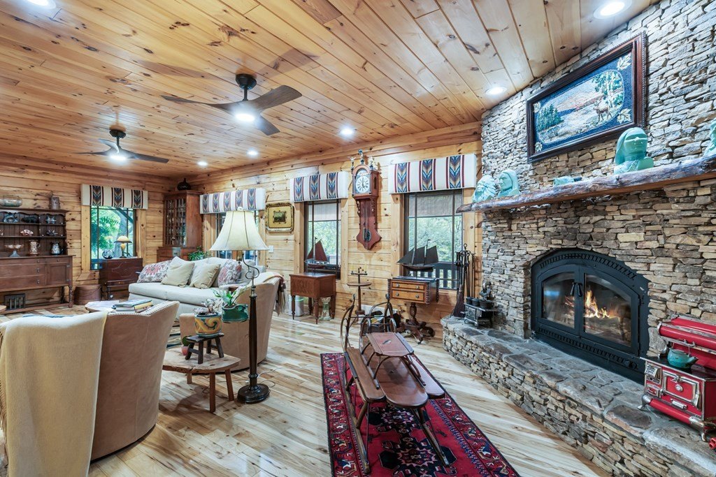 Hiawassee, Georgia, 30546, United States, 4 Bedrooms Bedrooms, ,4 BathroomsBathrooms,Residential,For Sale,1975098