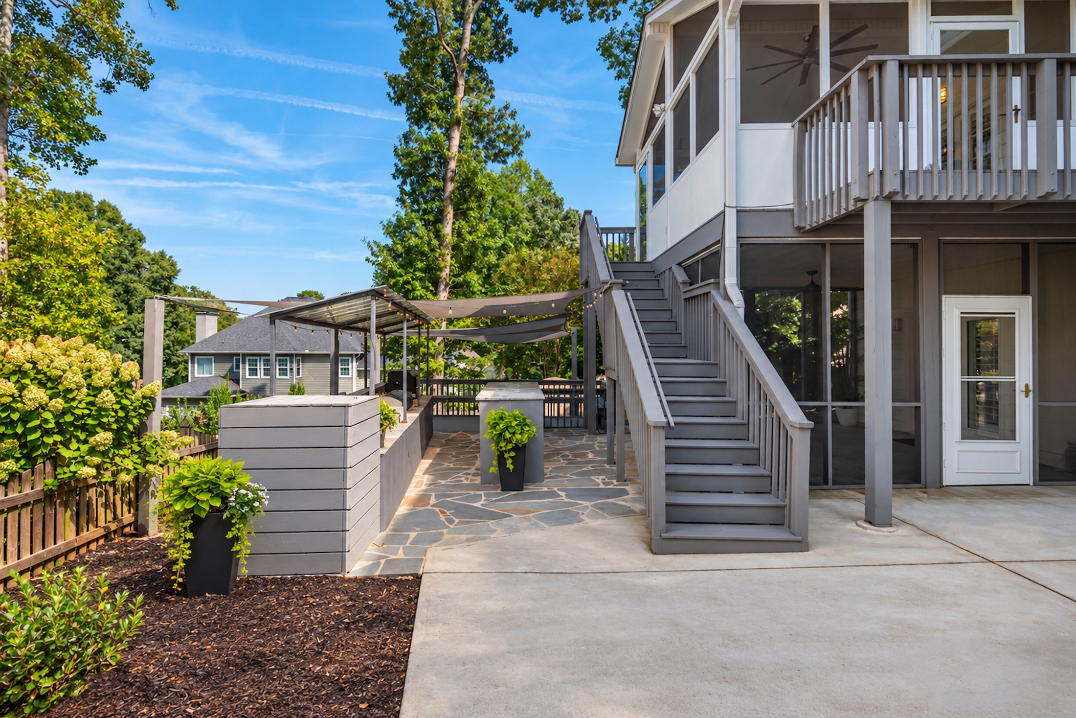  Perfectly Positioned on a Desirable Corner Lot - 物件實景