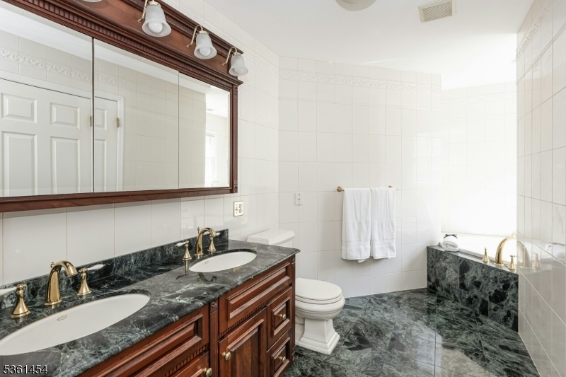 Berkeley Heights Twp., New Jersey, 07922, United States, 6 Bedrooms Bedrooms, ,4 BathroomsBathrooms,Residential,For Sale,1837487
