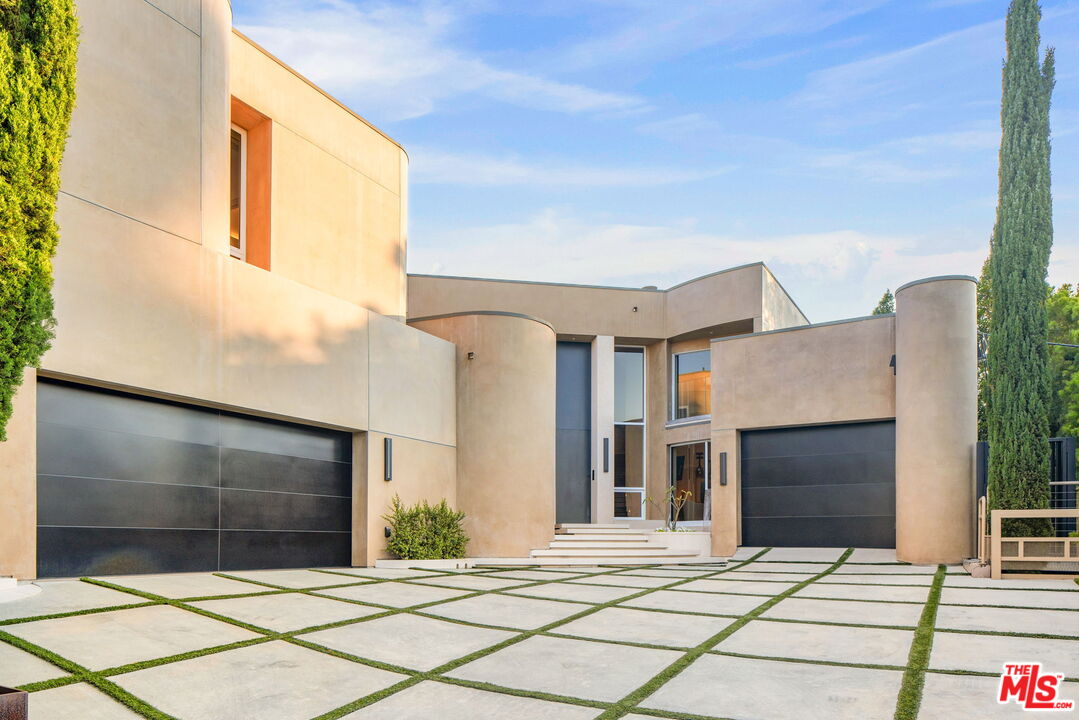 Los Angeles, California, 90046, United States, 3 Bedrooms Bedrooms, ,3 BathroomsBathrooms,Residential,For Sale,1908229