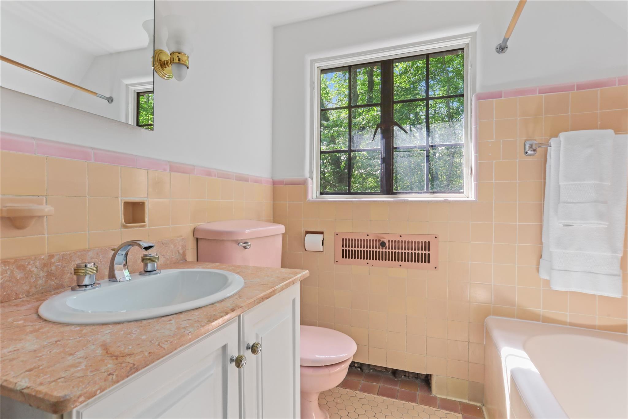 Pleasantville, New York, 10570, United States, 4 Bedrooms Bedrooms, ,4 BathroomsBathrooms,Residential,For Sale,1896096