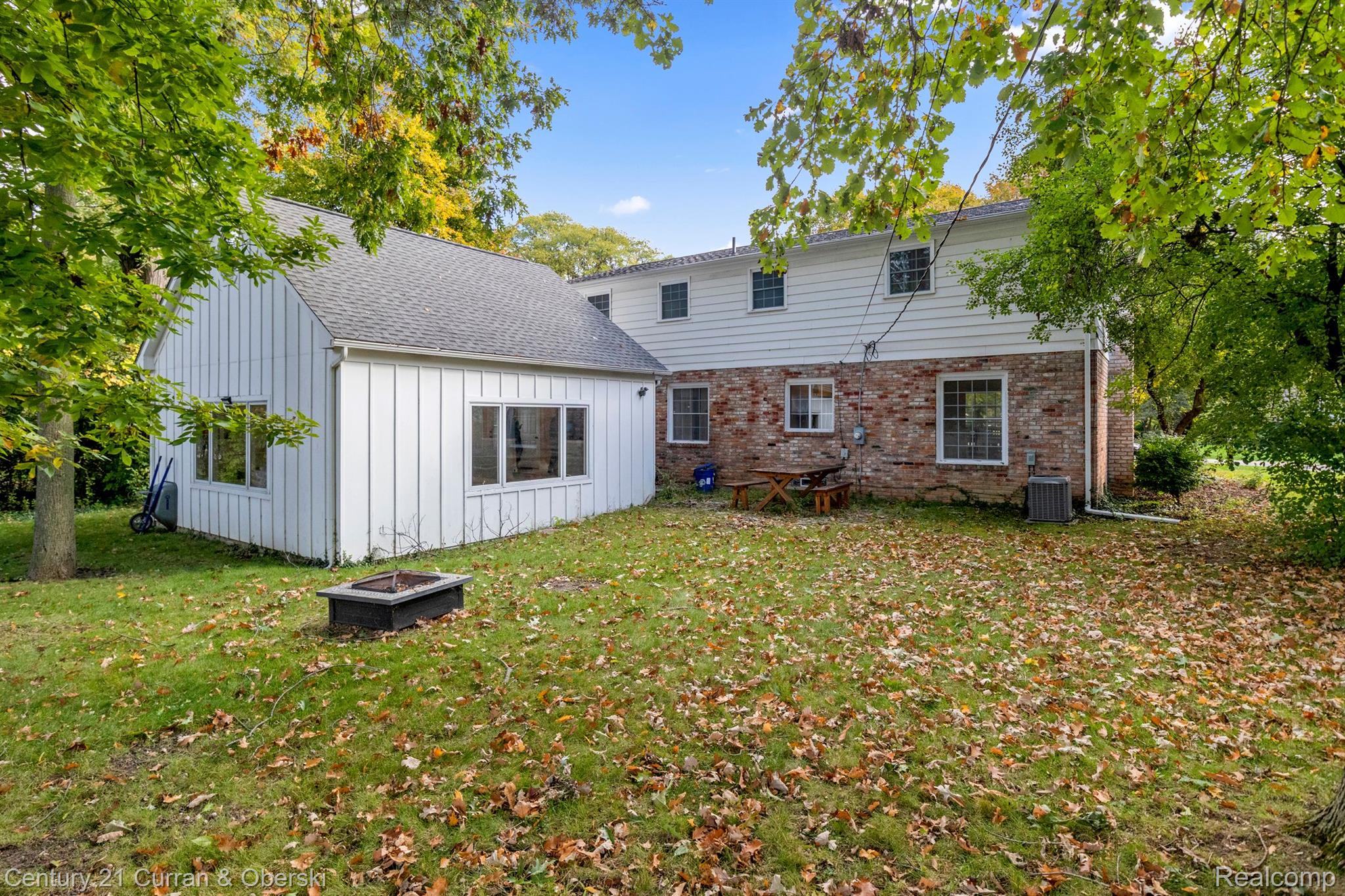 West Bloomfield Charter Township, Michigan, 48322, United States, 4 Bedrooms Bedrooms, ,3 BathroomsBathrooms,Residential,For Sale,1977559