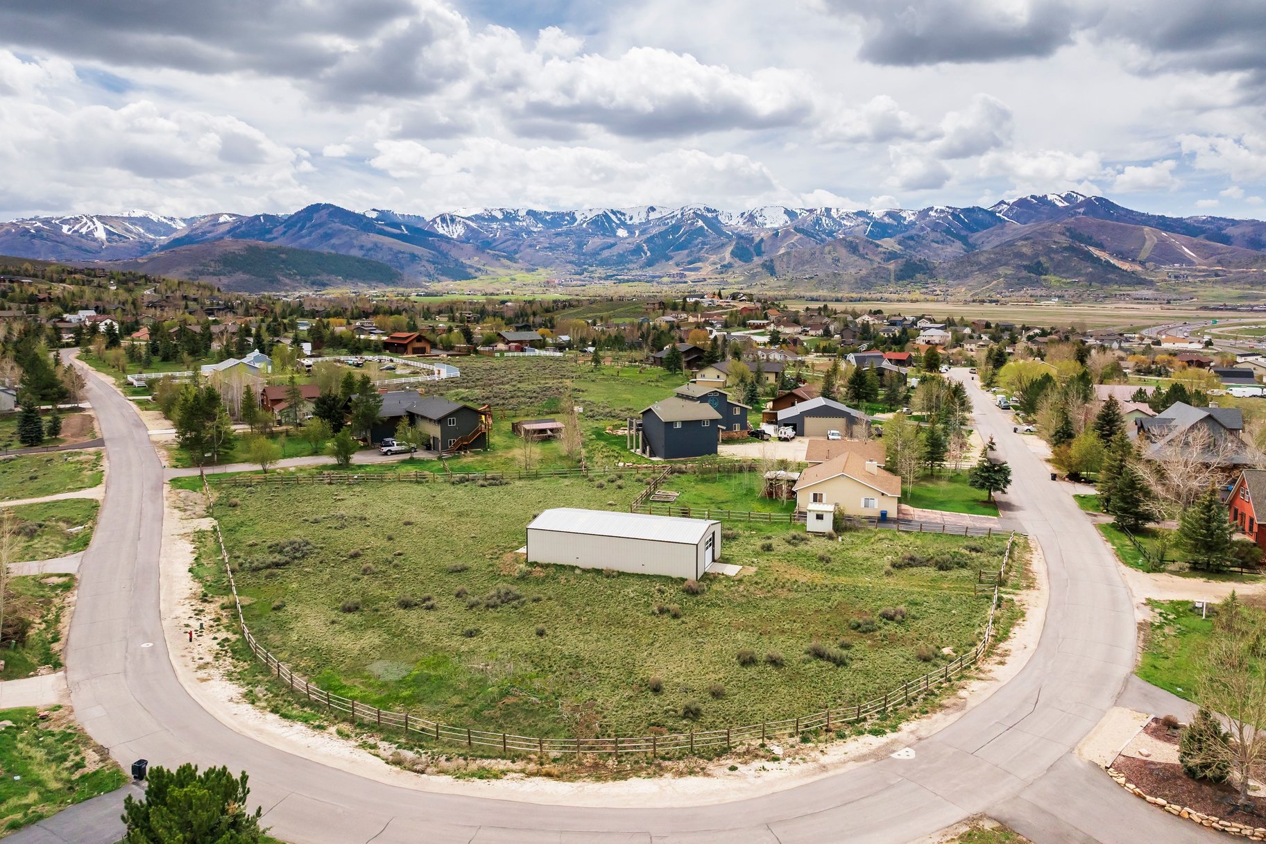  2 Acres  1,800 SF Barn  Minimal HOA  Park City School District — Bring Your V - 物件實景