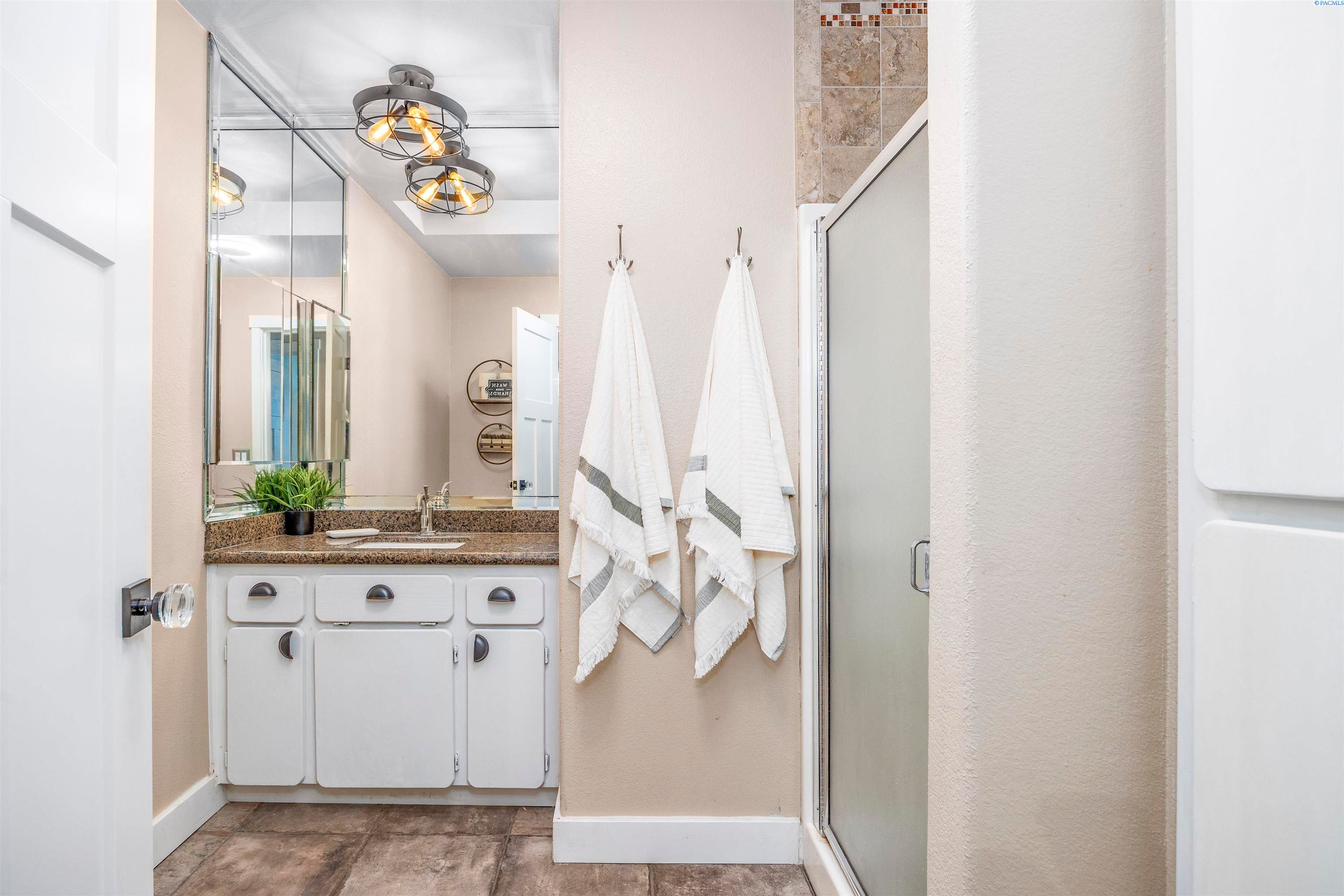 Kennewick, Washington, 99337, United States, 4 Bedrooms Bedrooms, ,2 BathroomsBathrooms,Residential,For Sale,1978666