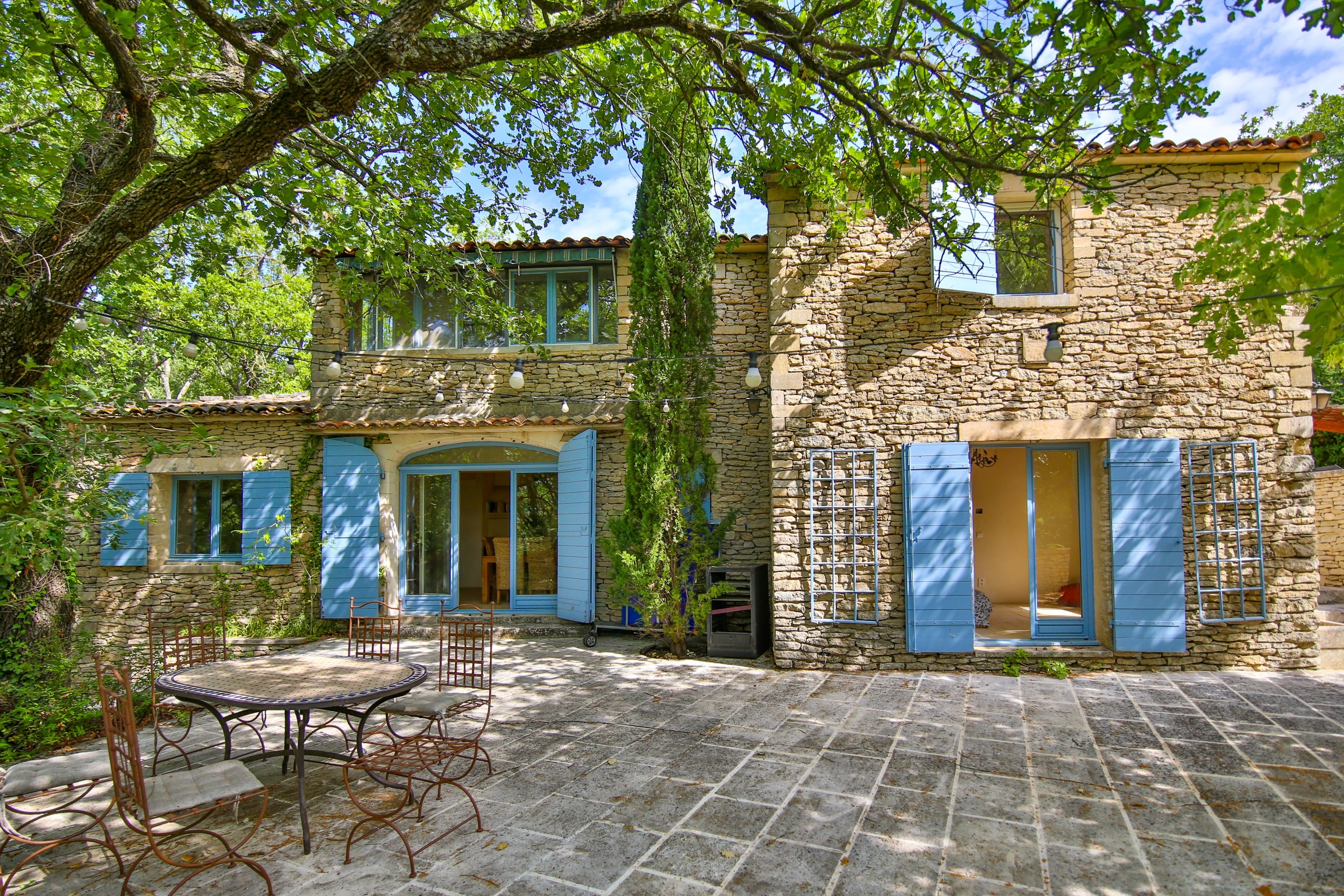  Elegant stone property in the heart of the Luberon