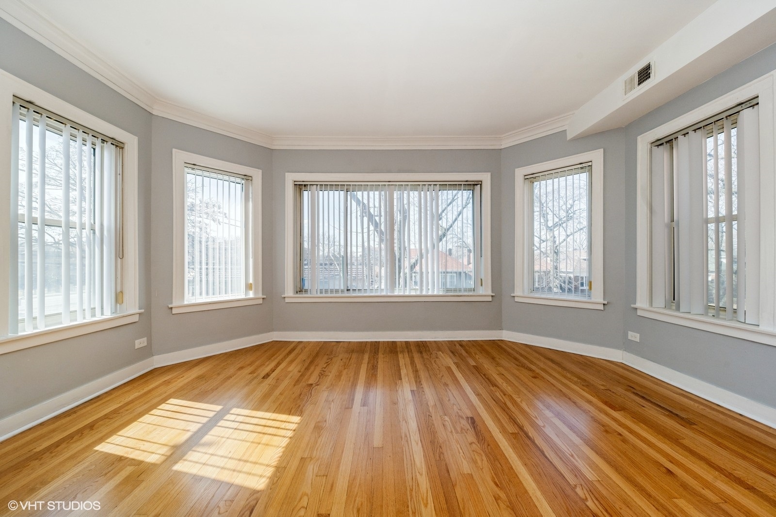 Chicago, Illinois, 60649, United States, 10 Bedrooms Bedrooms, ,Residential,For Sale,1926299
