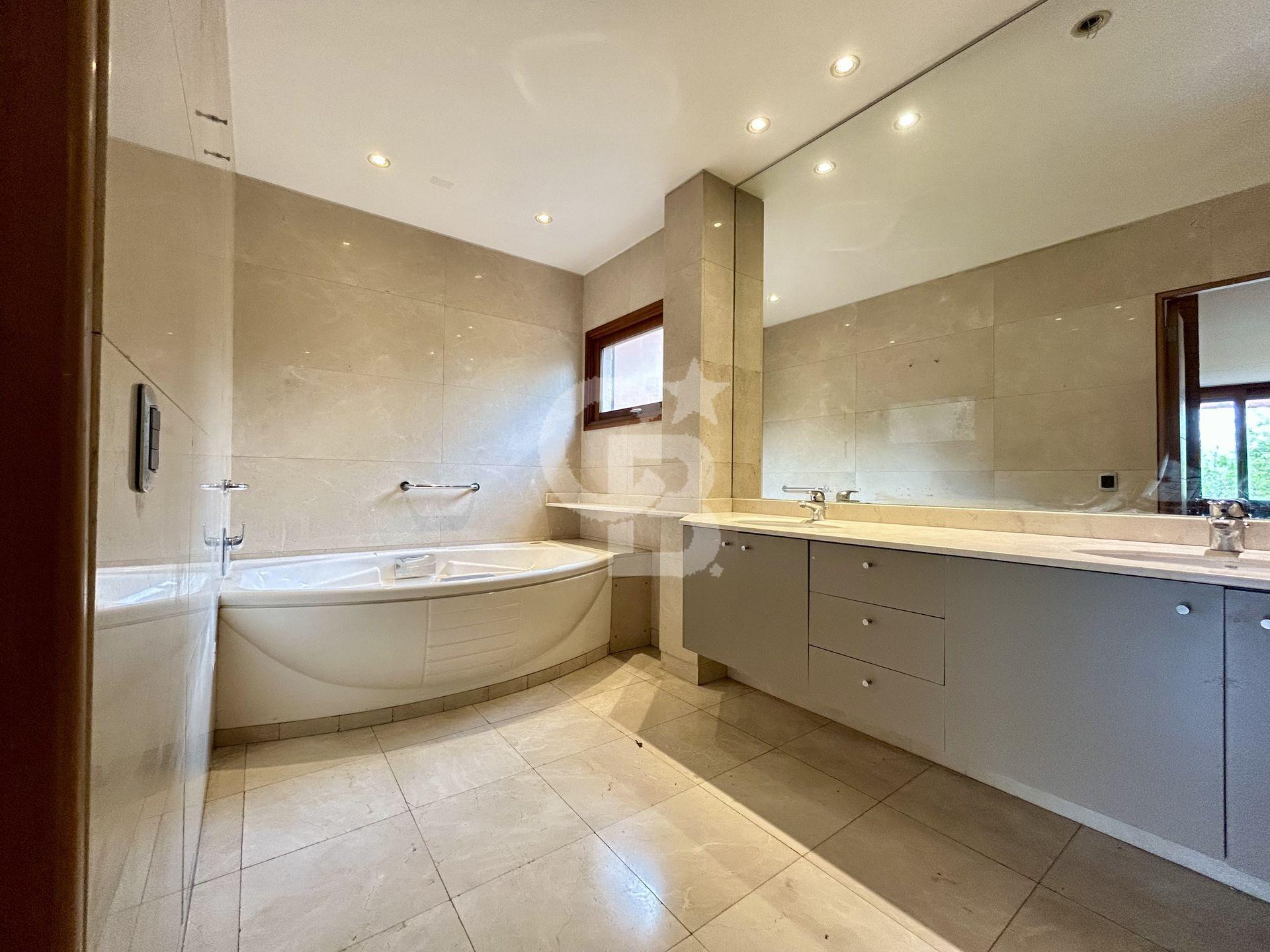 Vitacura, Chile, 5 Bedrooms Bedrooms, ,5 BathroomsBathrooms,Residential,For Sale,1969115