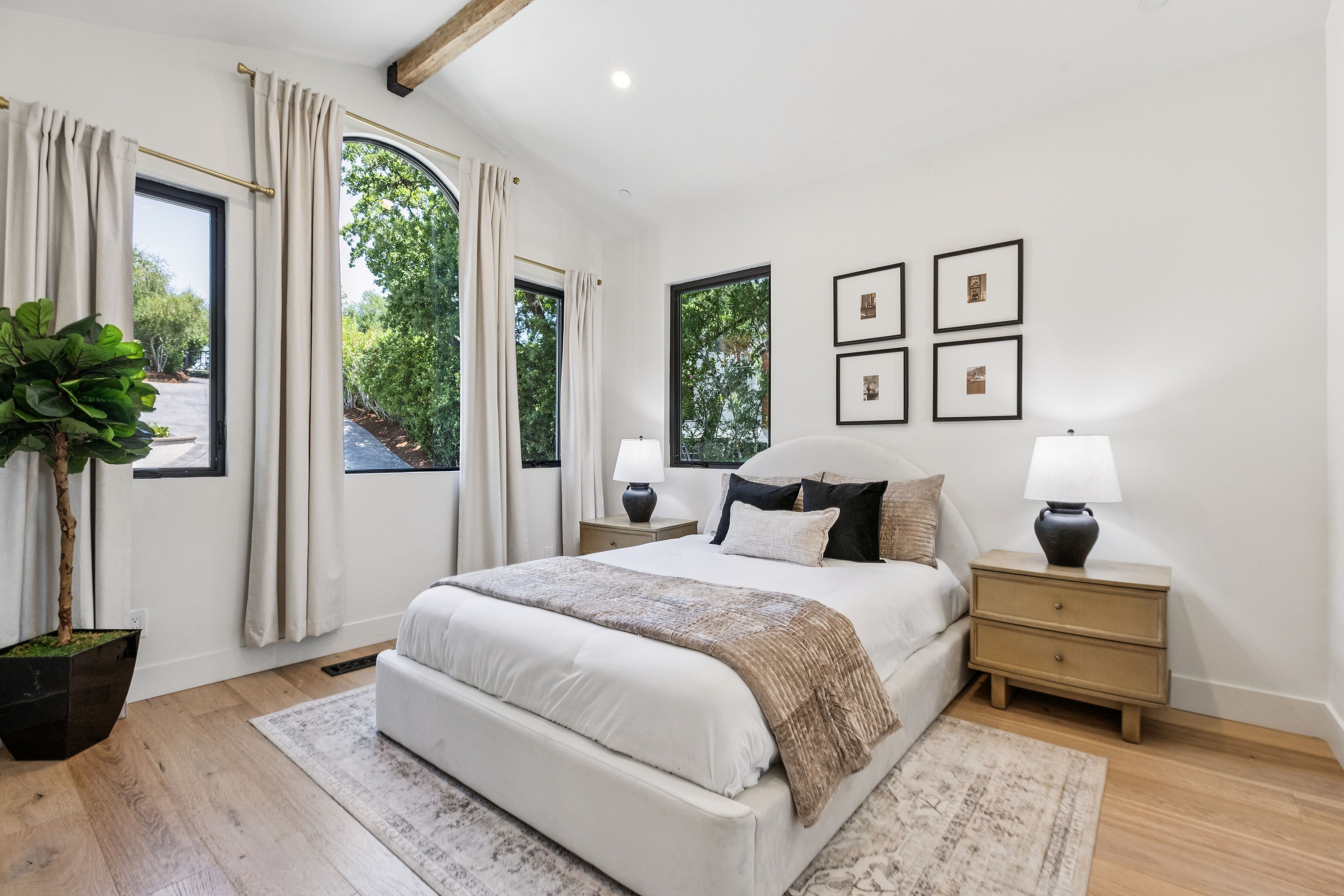  Private Gated Sanctuary With Expansive Outdoor Living - 物件實景