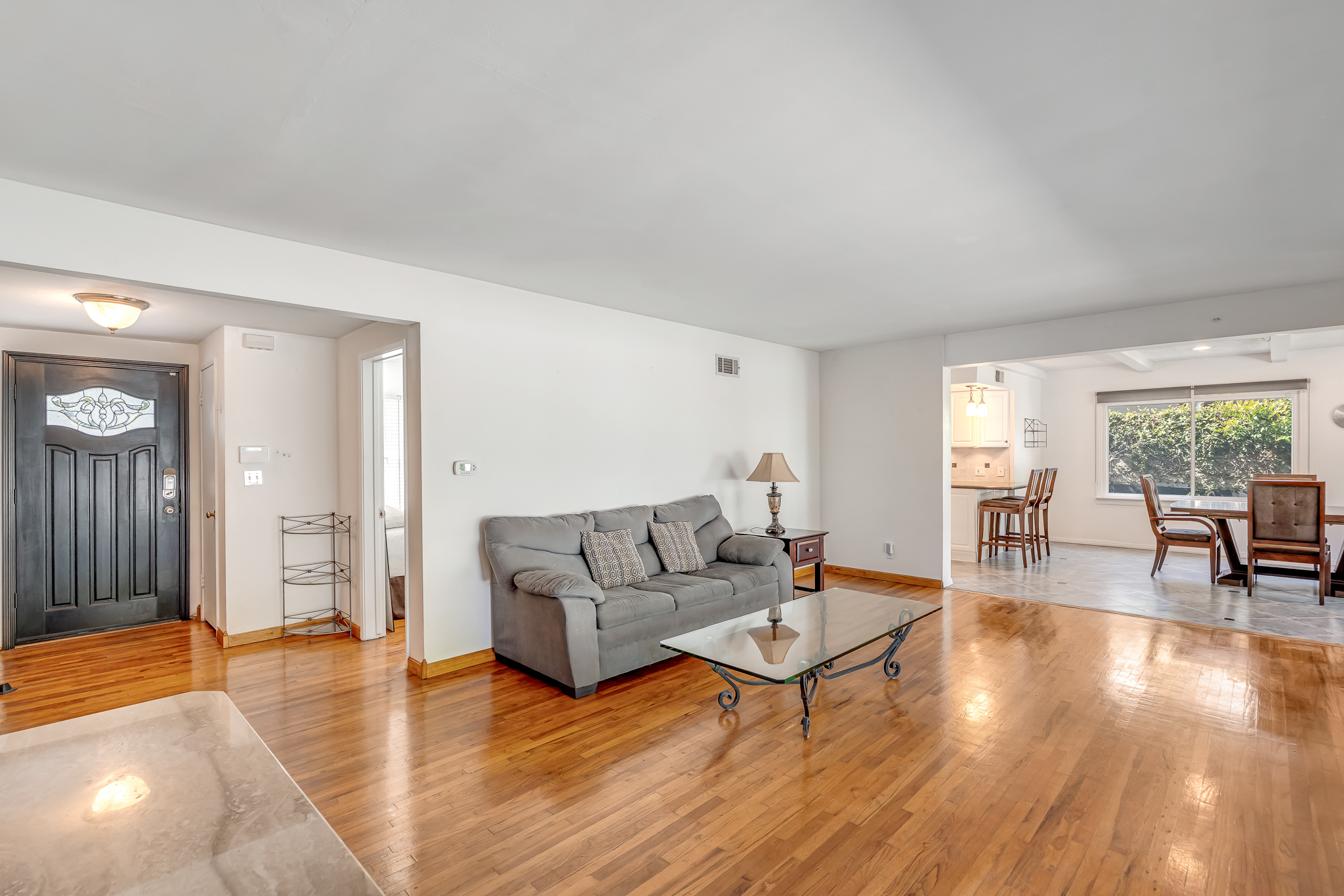  6626 Burnet Avenue - 物件實景