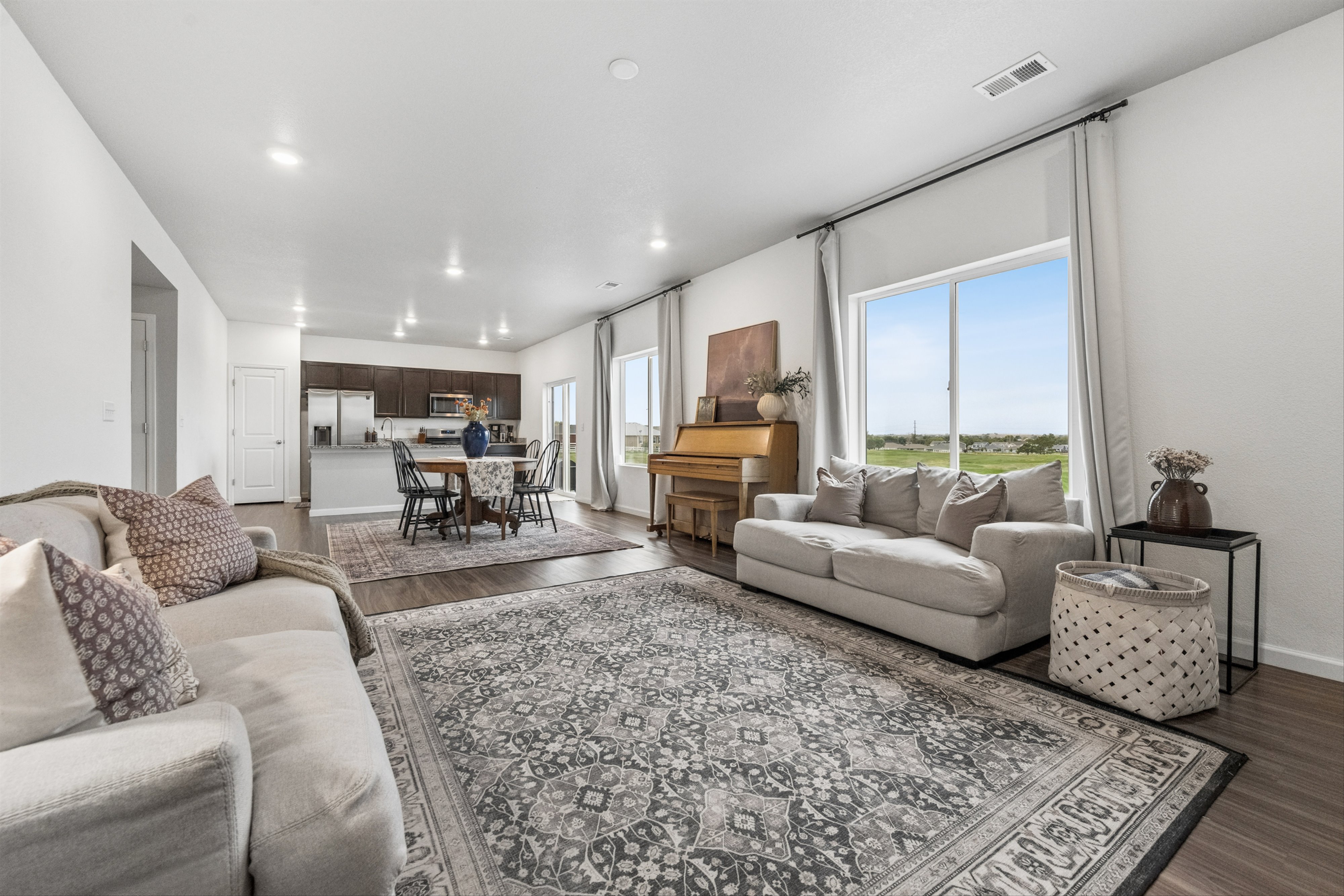  Welcome To Your Dream Home, Providing The Perfect Blend Of Comfort And Elegance. - 物件實景