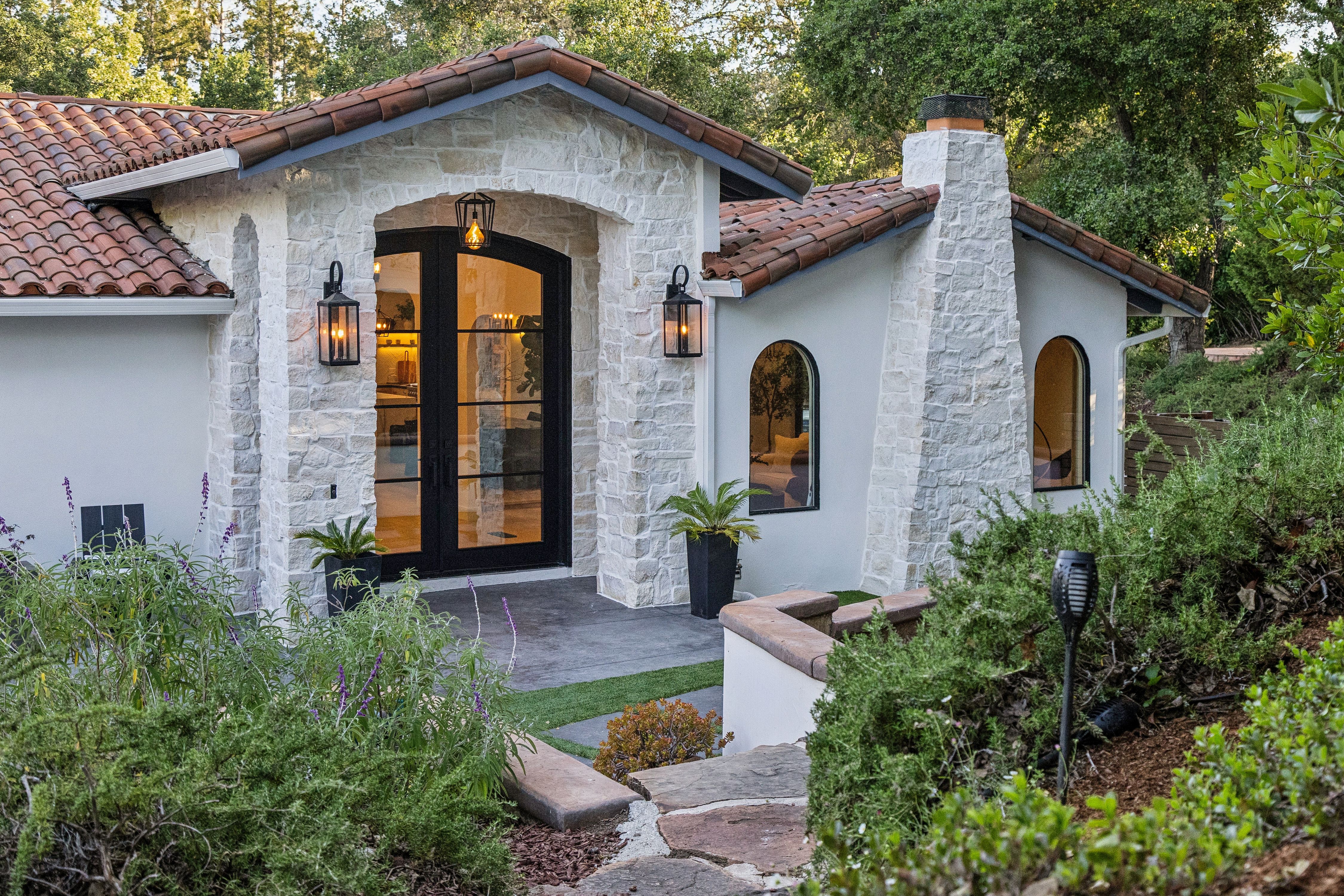  Private Gated Sanctuary With Expansive Outdoor Living - 物件實景