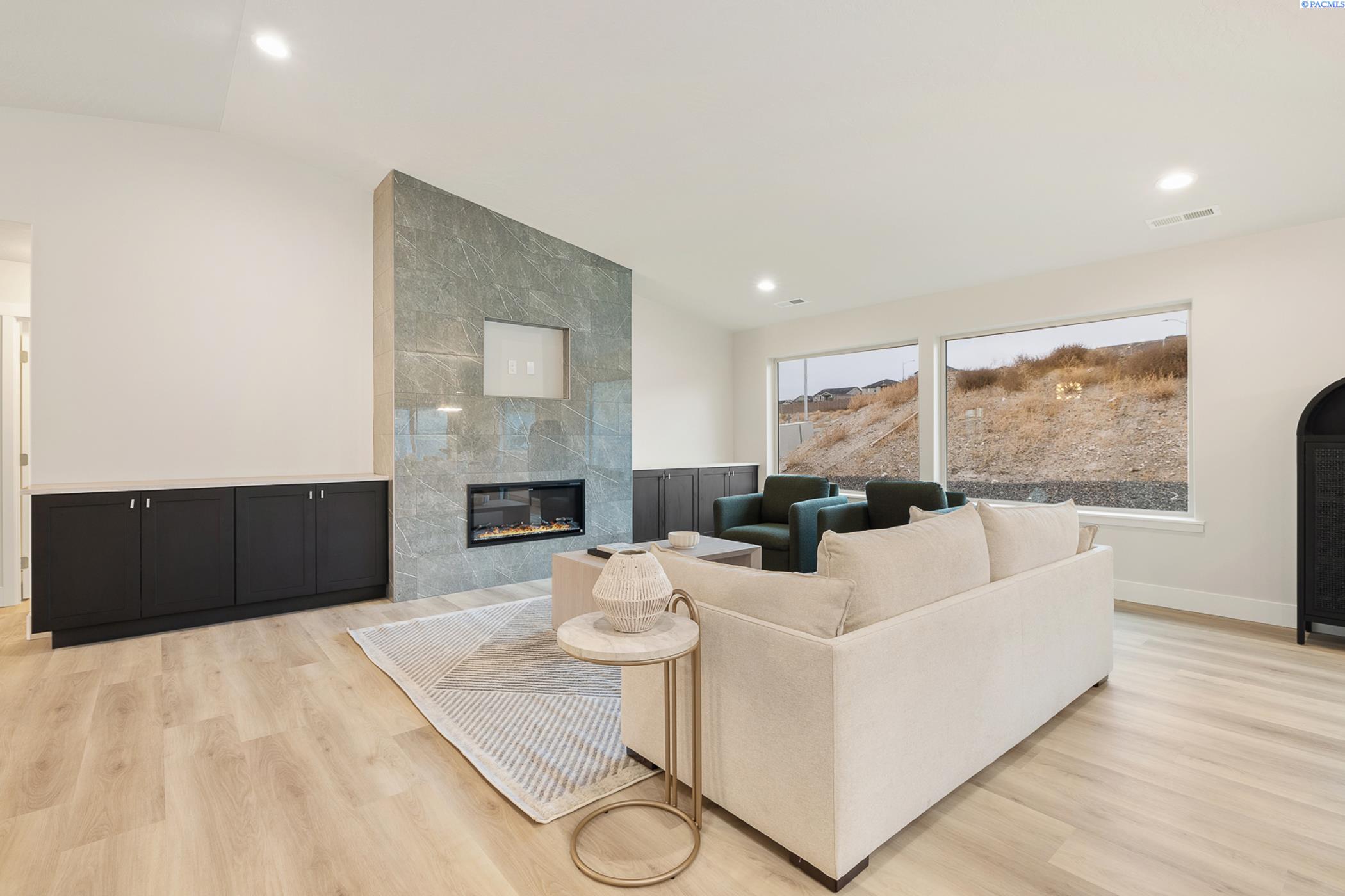 Kennewick, Washington, 99338, United States, 4 Bedrooms Bedrooms, ,1 BathroomBathrooms,Residential,For Sale,1973068