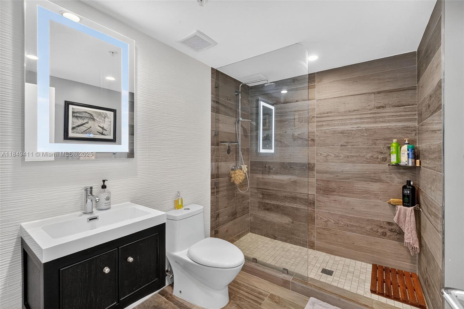 Miami, Florida, 33131, United States, 2 Bedrooms Bedrooms, ,2 BathroomsBathrooms,Residential,For Sale,1906062