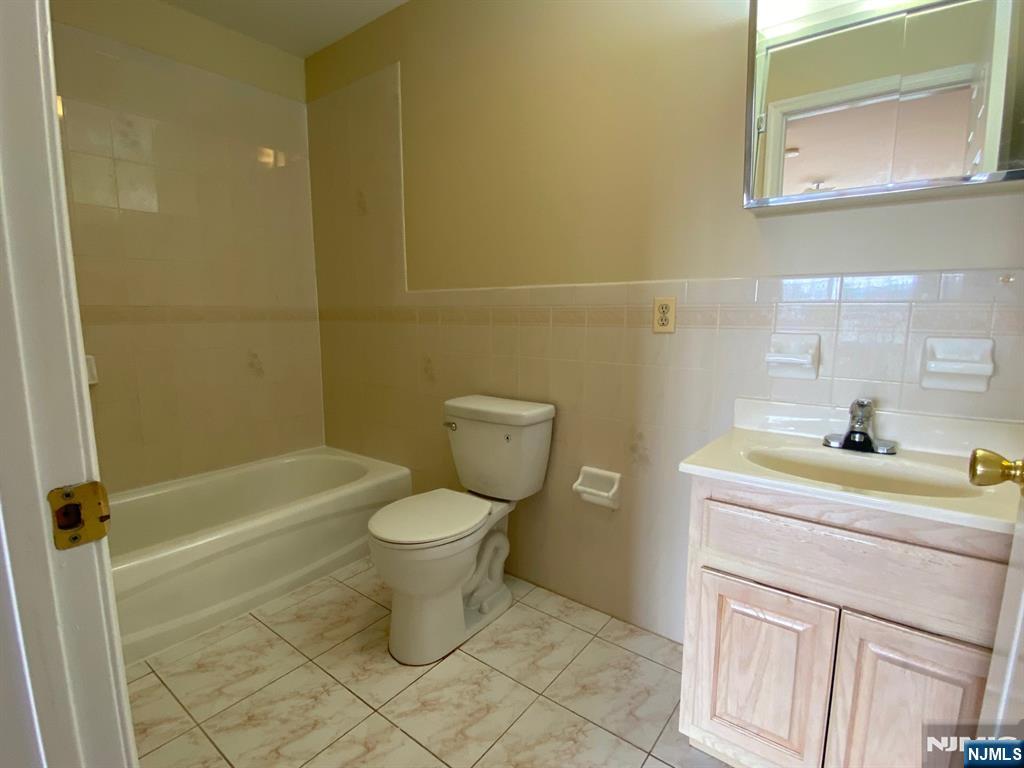 Newark, New Jersey, 07105, United States, 2 Bedrooms Bedrooms, ,3 BathroomsBathrooms,Residential,For Sale,1908619