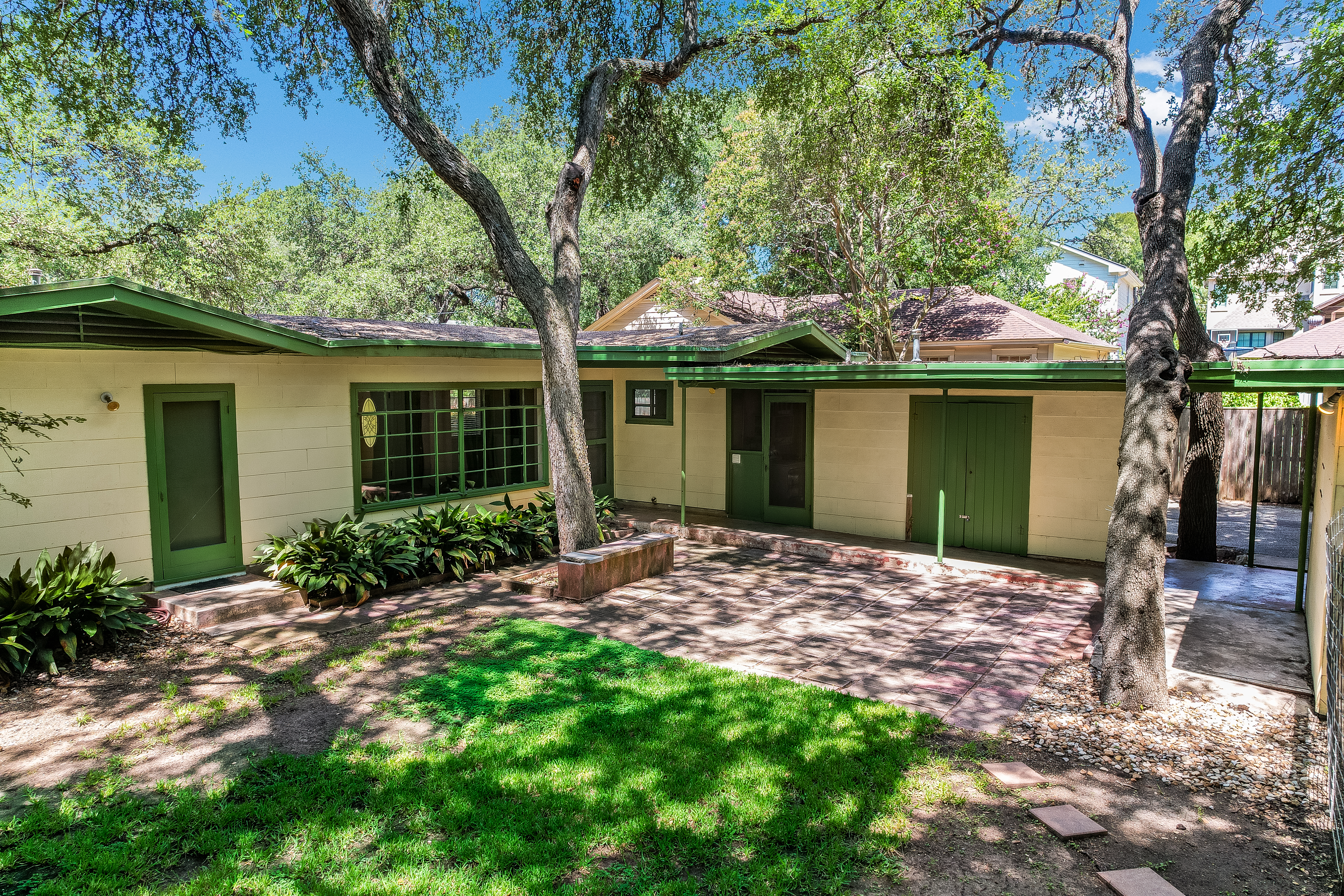  JUST LISTED in Tarrytown - 物件實景