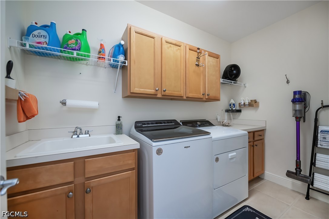 Fort Myers, Florida, 33901, United States, 3 Bedrooms Bedrooms, ,2 BathroomsBathrooms,Residential,For Sale,2037285
