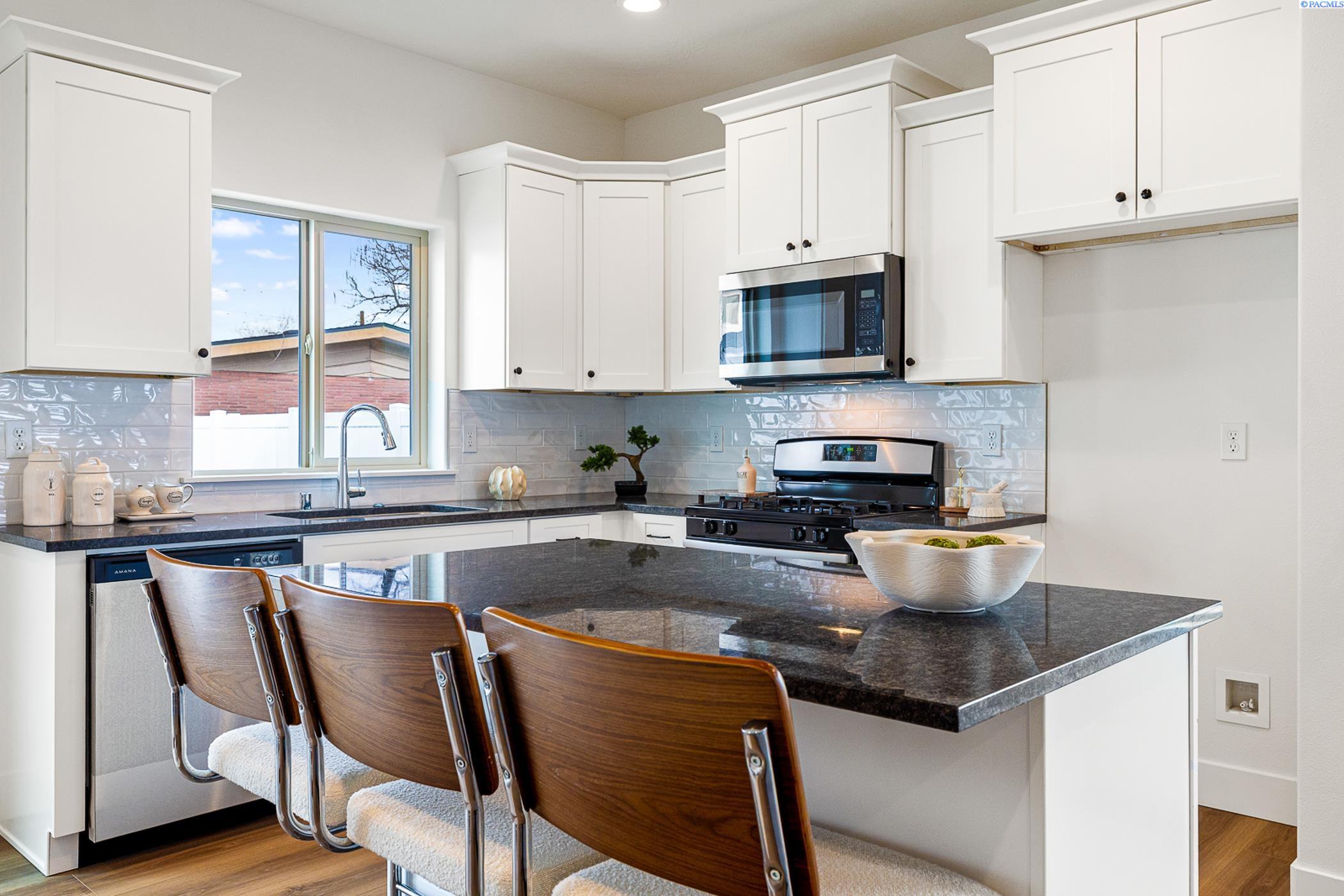 Kennewick, Washington, 99337, United States, 7 Bedrooms Bedrooms, ,Residential,For Sale,1794689