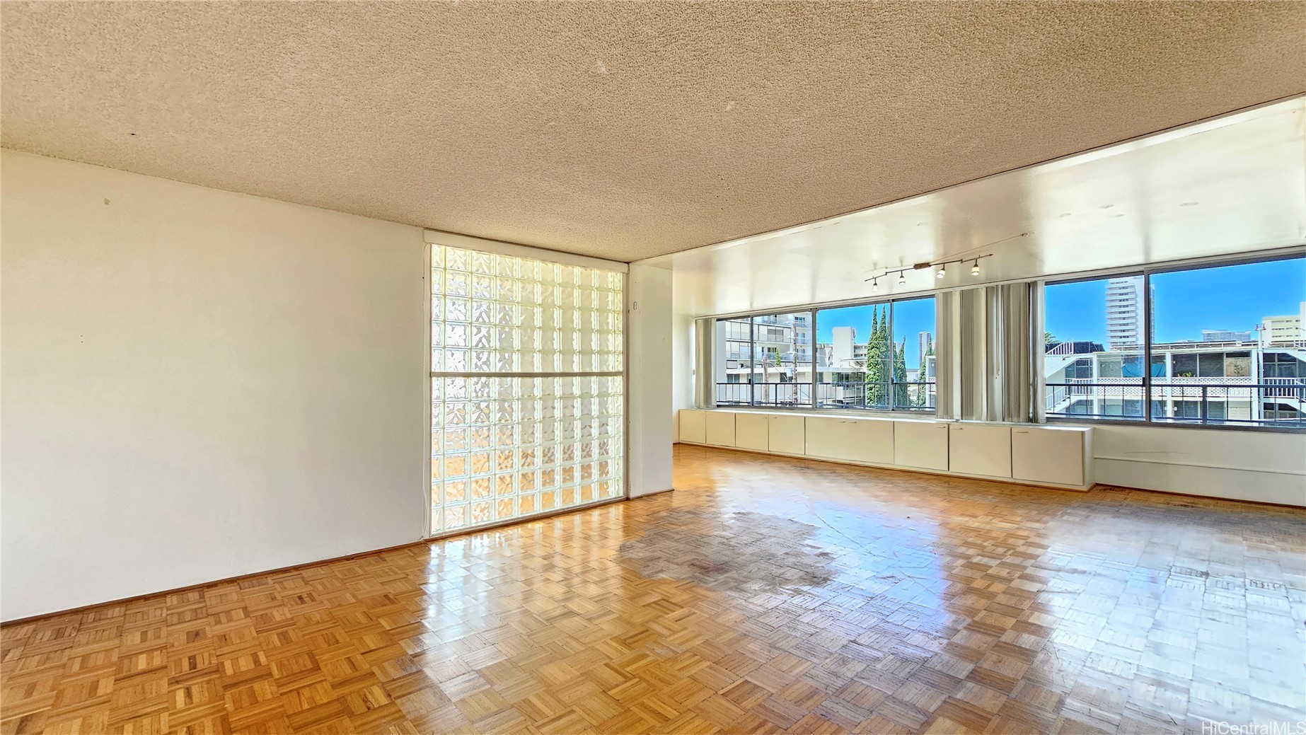 Honolulu, Hawaii, 96822, United States, 2 Bedrooms Bedrooms, ,2 BathroomsBathrooms,Residential,For Sale,1868361