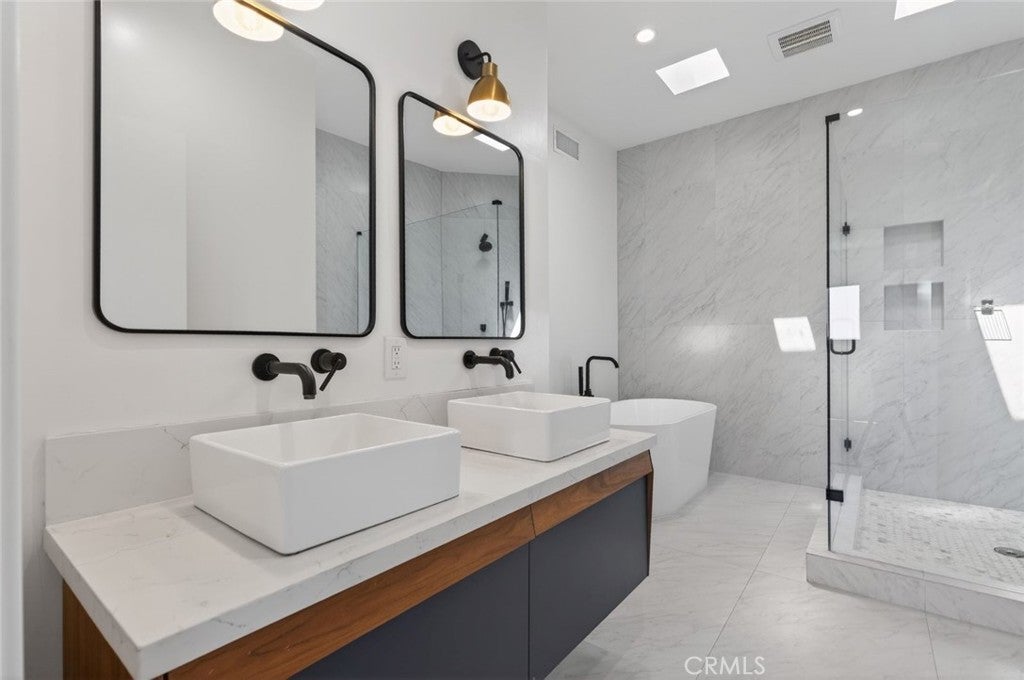 Los Angeles, California, 90026, United States, 3 Bedrooms Bedrooms, ,3 BathroomsBathrooms,Residential,For Sale,2040184