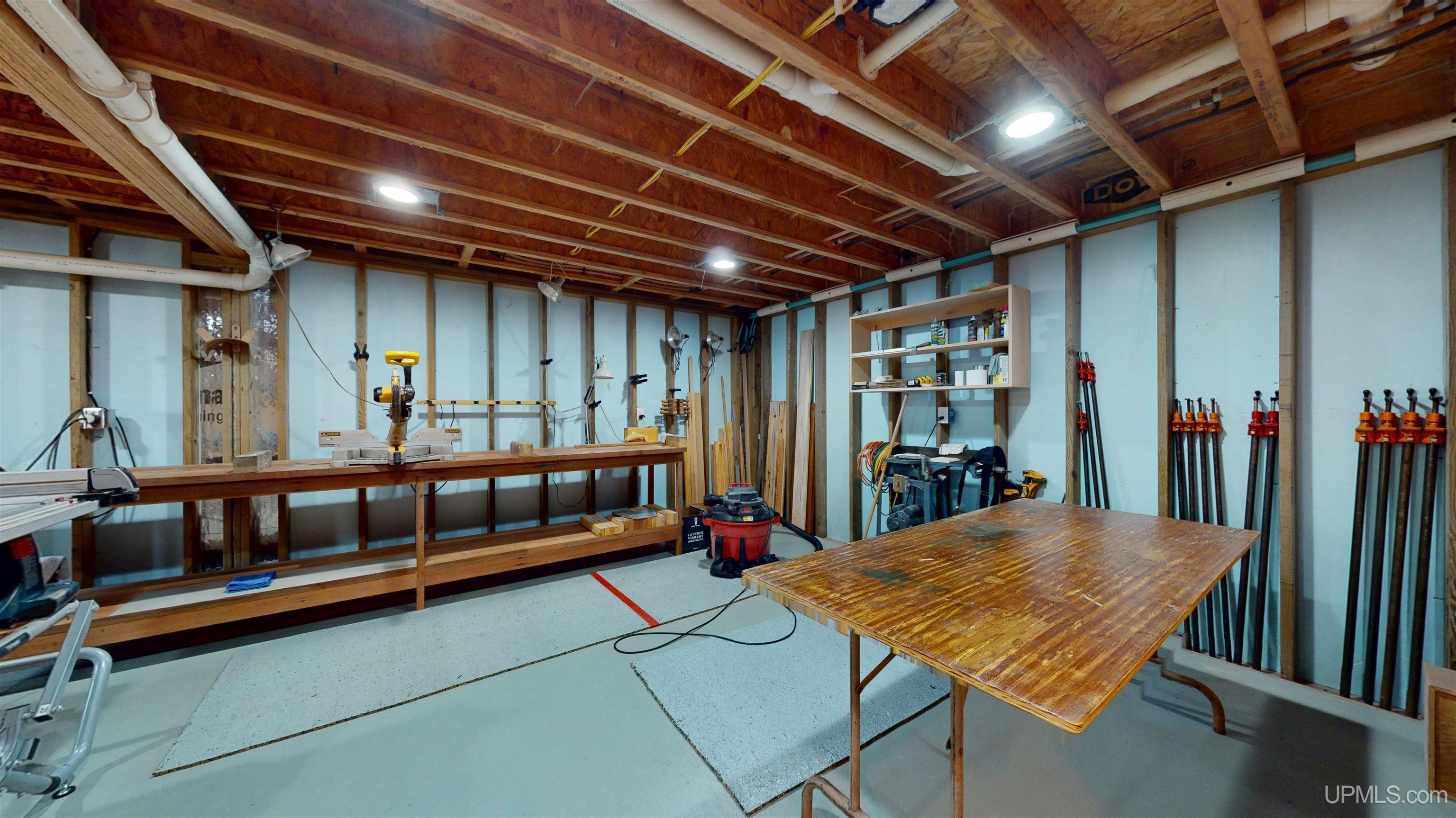 Marquette, Michigan, 49855, United States, 2 Bedrooms Bedrooms, ,4 BathroomsBathrooms,Residential,For Sale,1892873