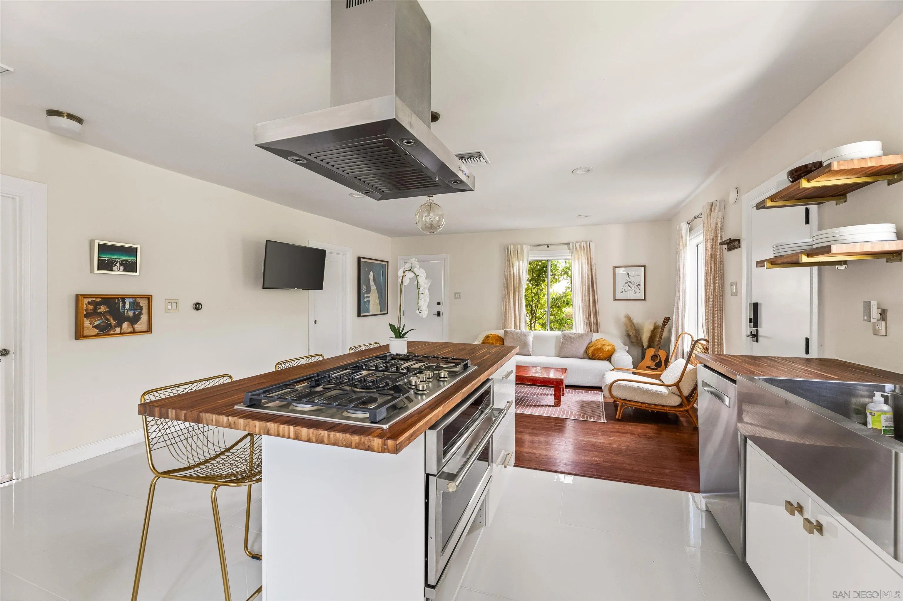 North Hollywood, California, 91601, United States, 2 Bedrooms Bedrooms, ,1 BathroomBathrooms,Residential,For Sale,1992001