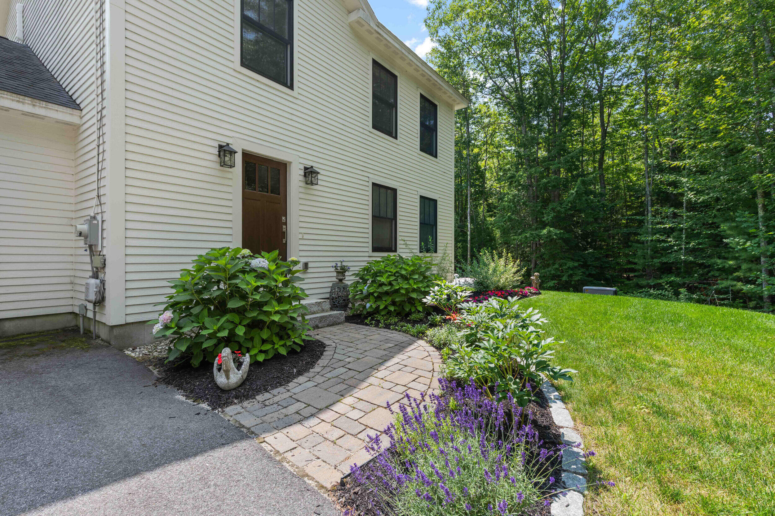 Falmouth, Maine, 04105, United States, 3 Bedrooms Bedrooms, ,3 BathroomsBathrooms,Residential,For Sale,1917362