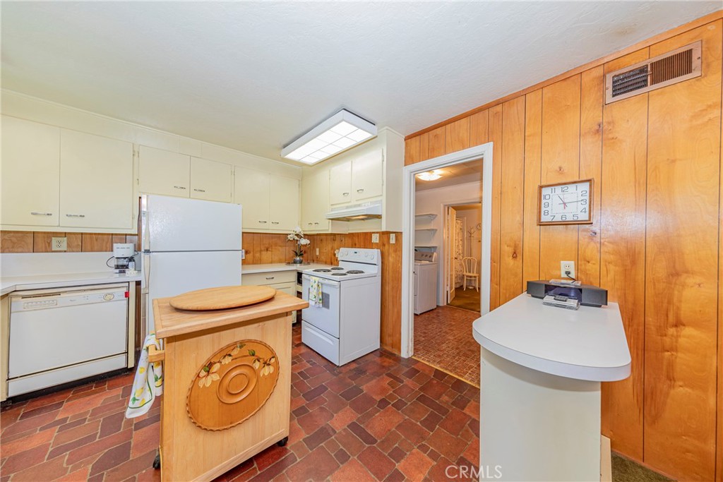 Fish Camp, California, 93623, United States, 5 Bedrooms Bedrooms, ,2 BathroomsBathrooms,Residential,For Sale,1881332