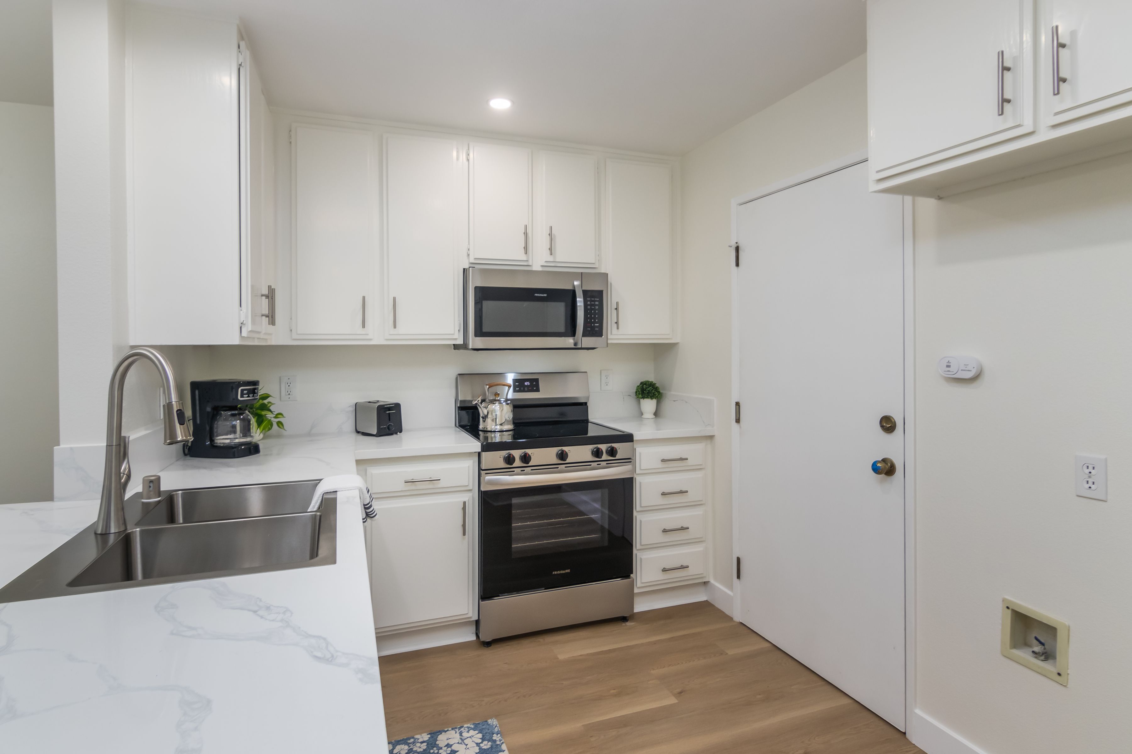  Newly Remodeled Corner Unit - 物件實景