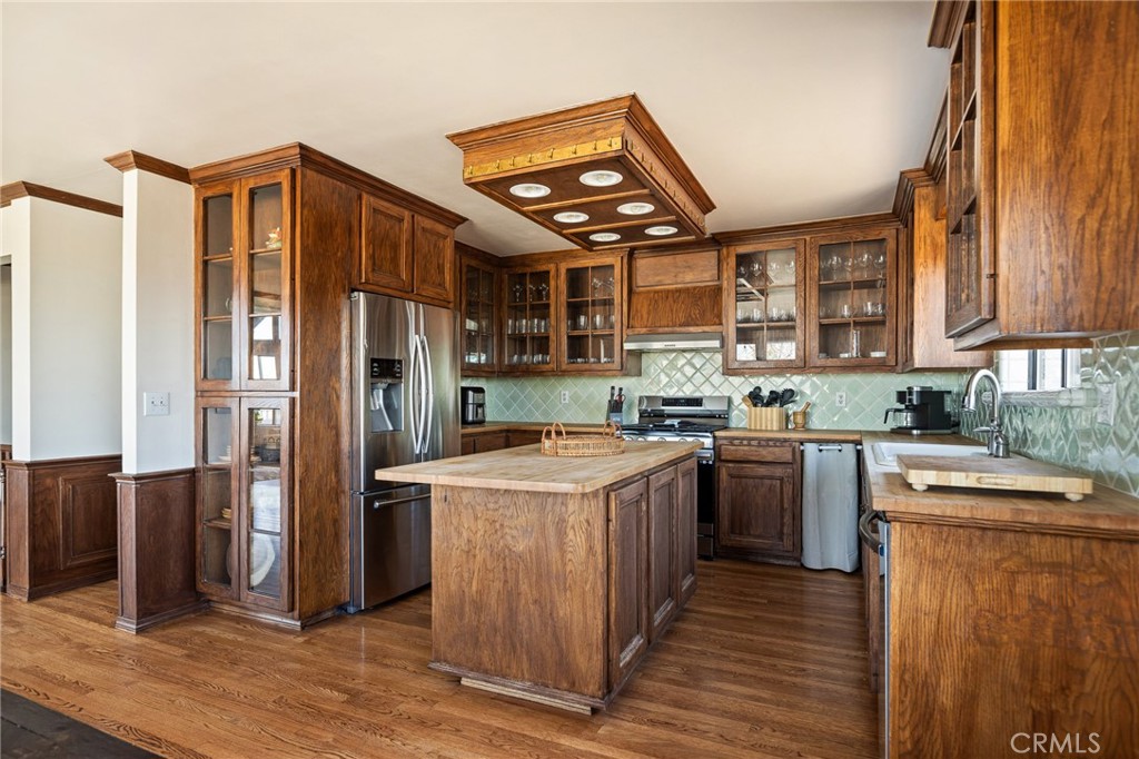 Lake Arrowhead, California, 92352, United States, 6 Bedrooms Bedrooms, ,5 BathroomsBathrooms,Residential,For Sale,1950962