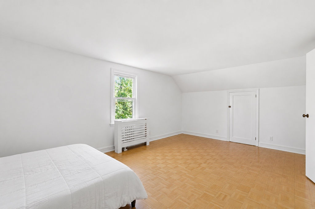 East Rockaway, New York, 11518, United States, 4 Bedrooms Bedrooms, ,2 BathroomsBathrooms,Residential,For Sale,2048552