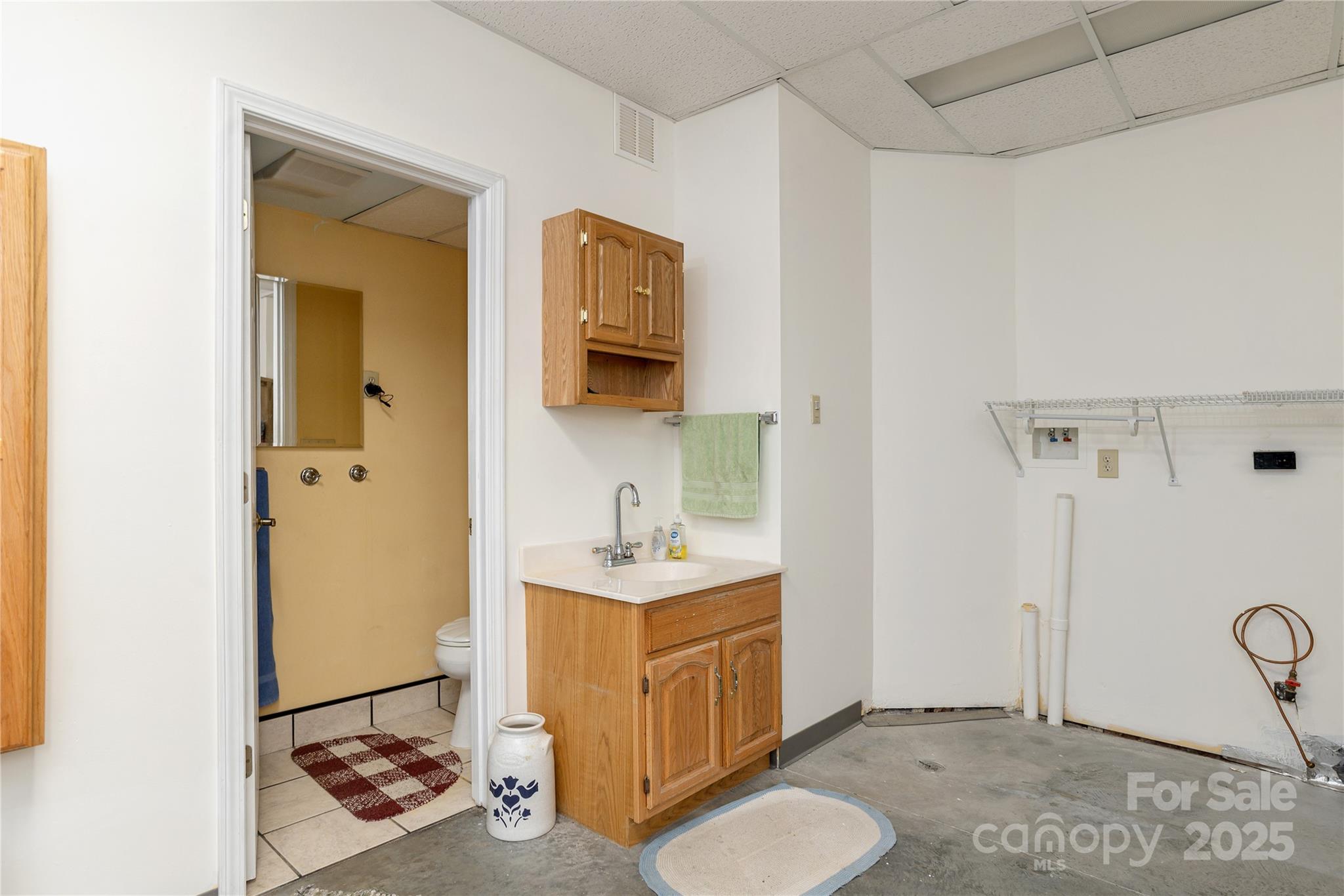 Hendersonville, North Carolina, 28792, United States, 3 Bedrooms Bedrooms, ,3 BathroomsBathrooms,Residential,For Sale,1975298