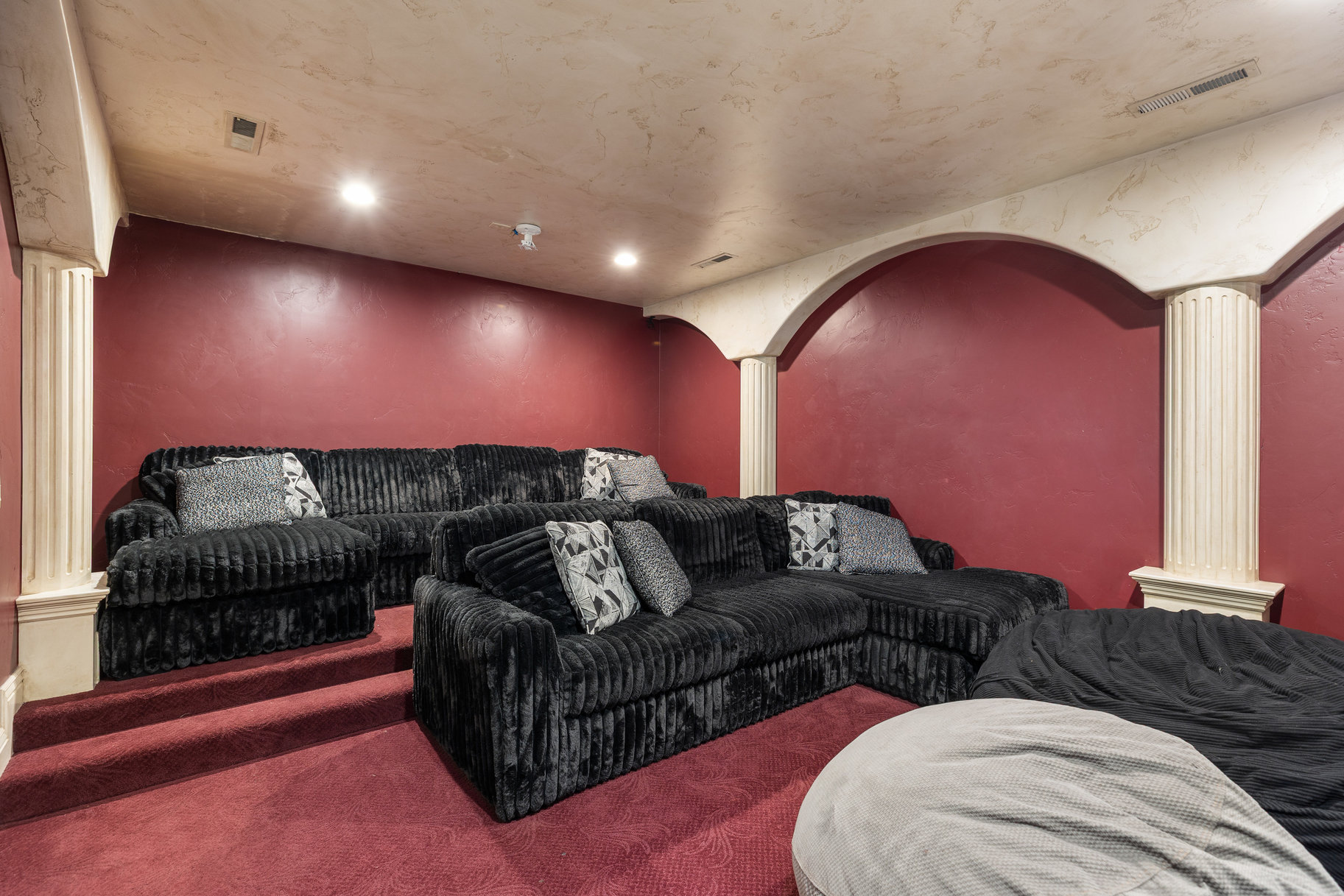  Tuscany Revival Resort-Style Living With Theater Room, Pool & 4-Car Garage - 物件實景