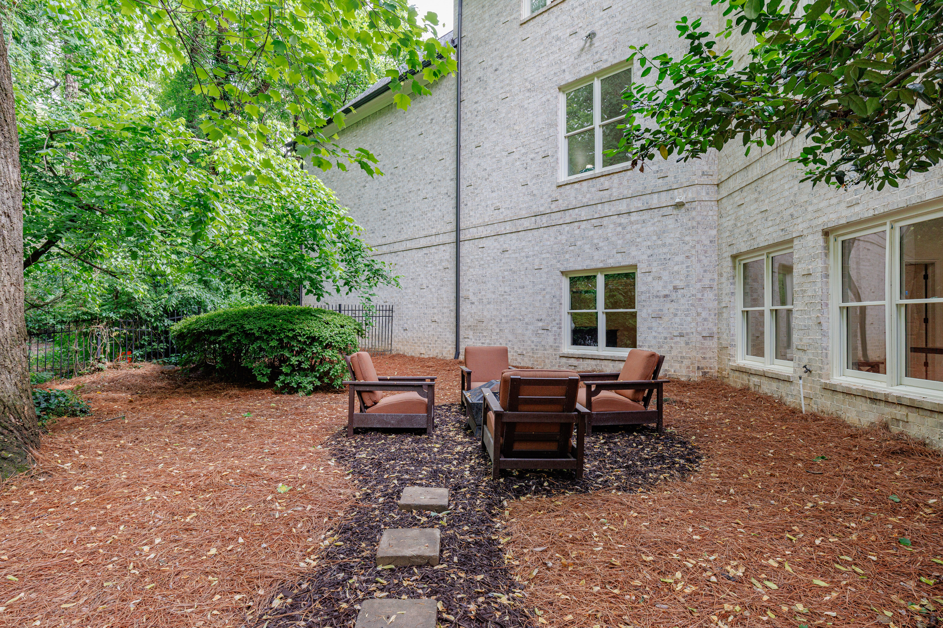  Stunning European-inspired Home on Private, Wooded Lot in East Cobb - 物件實景