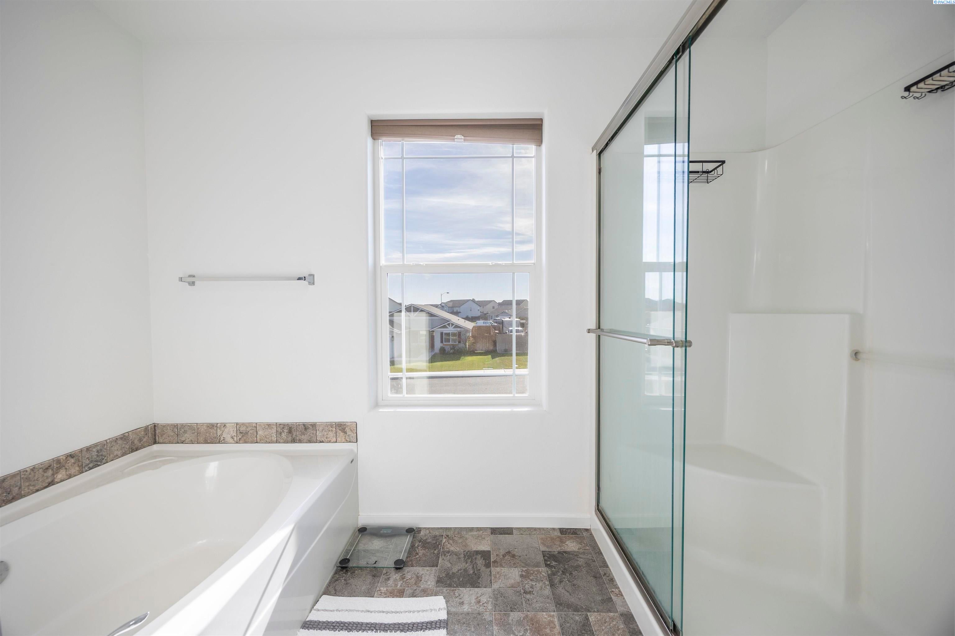 Pasco, Washington, 99301, United States, 4 Bedrooms Bedrooms, ,3 BathroomsBathrooms,Residential,For Sale,1974657