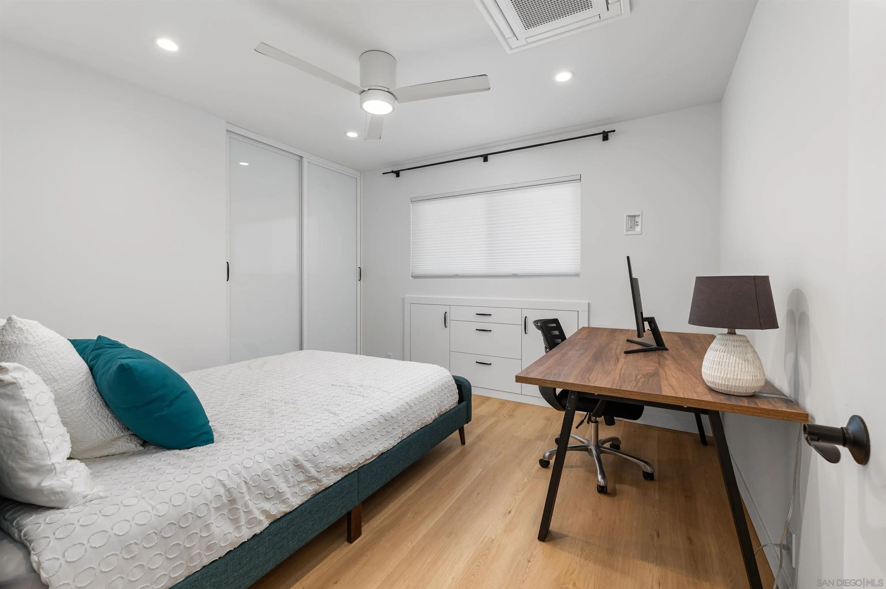 San Diego, California, 92111, United States, 2 Bedrooms Bedrooms, ,3 BathroomsBathrooms,Residential,For Sale,2003271