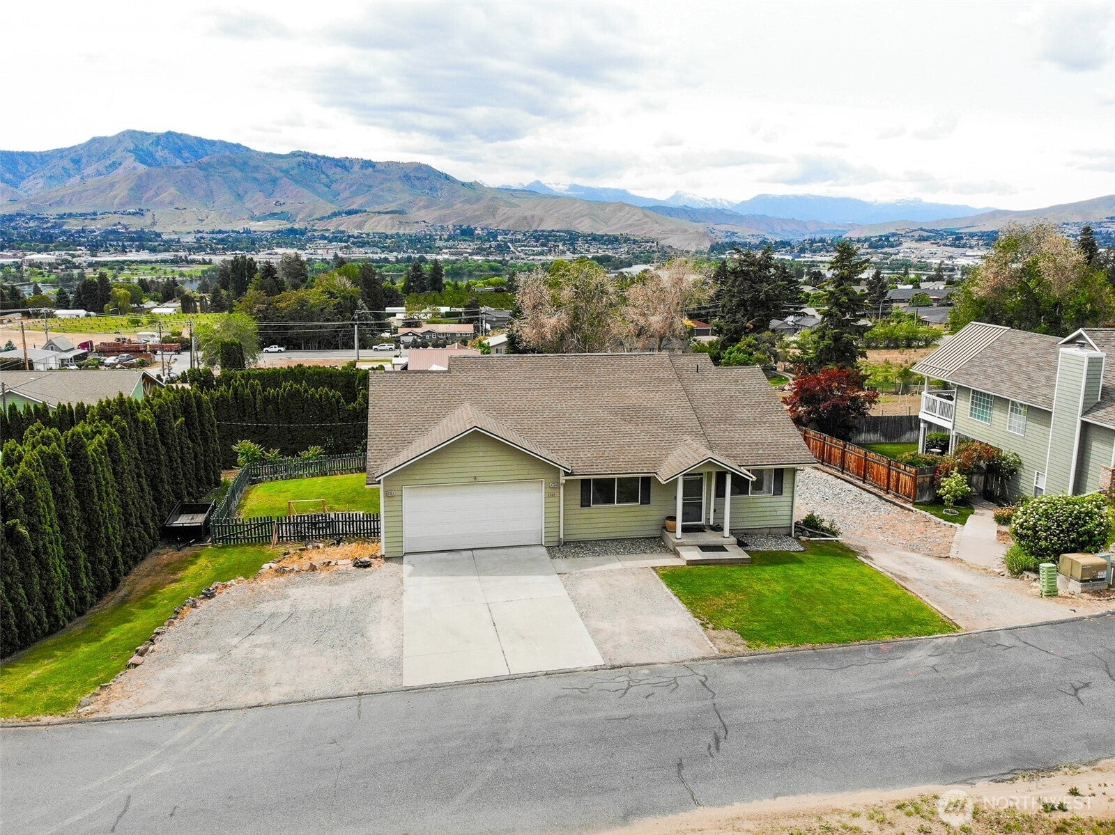 East Wenatchee, Washington, 98802, United States, 4 Bedrooms Bedrooms, ,3 BathroomsBathrooms,Residential,For Sale,1818784