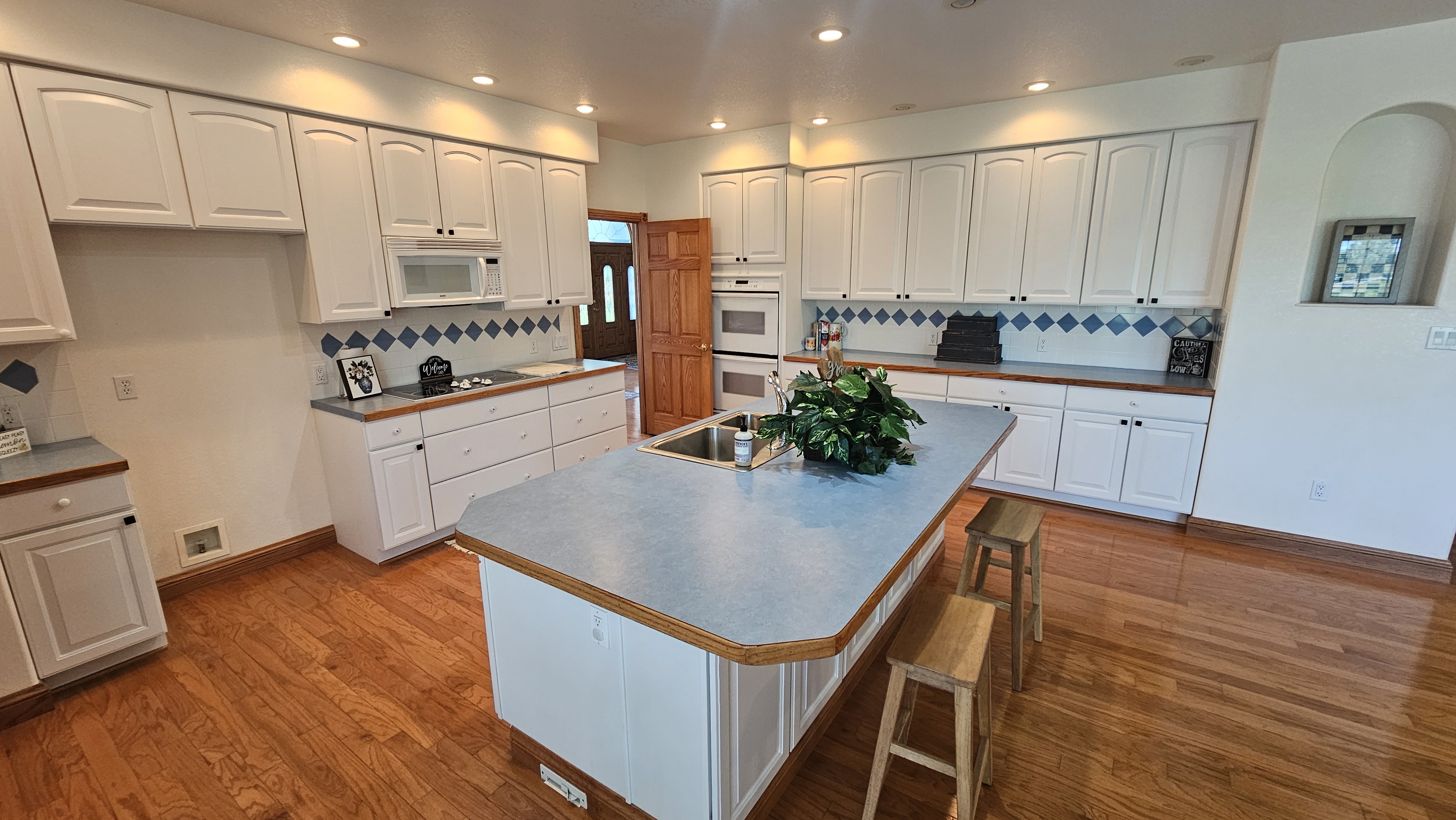 Fort Morgan, Colorado, 80701, United States, 5 Bedrooms Bedrooms, ,3 BathroomsBathrooms,Residential,For Sale,1983878