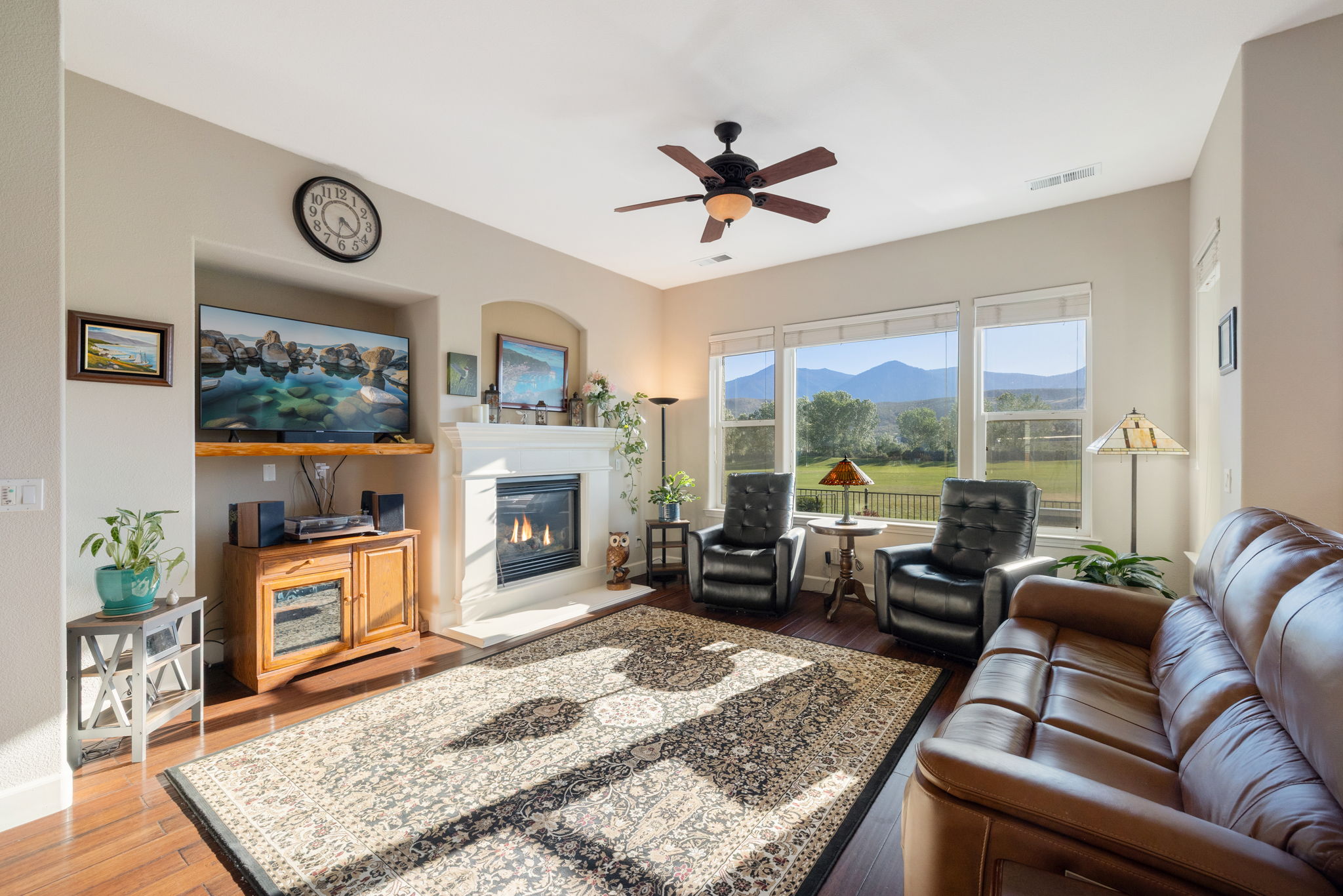 Refined Minden Living with Designer Touches and Captivating Mountain Views - 物件實景